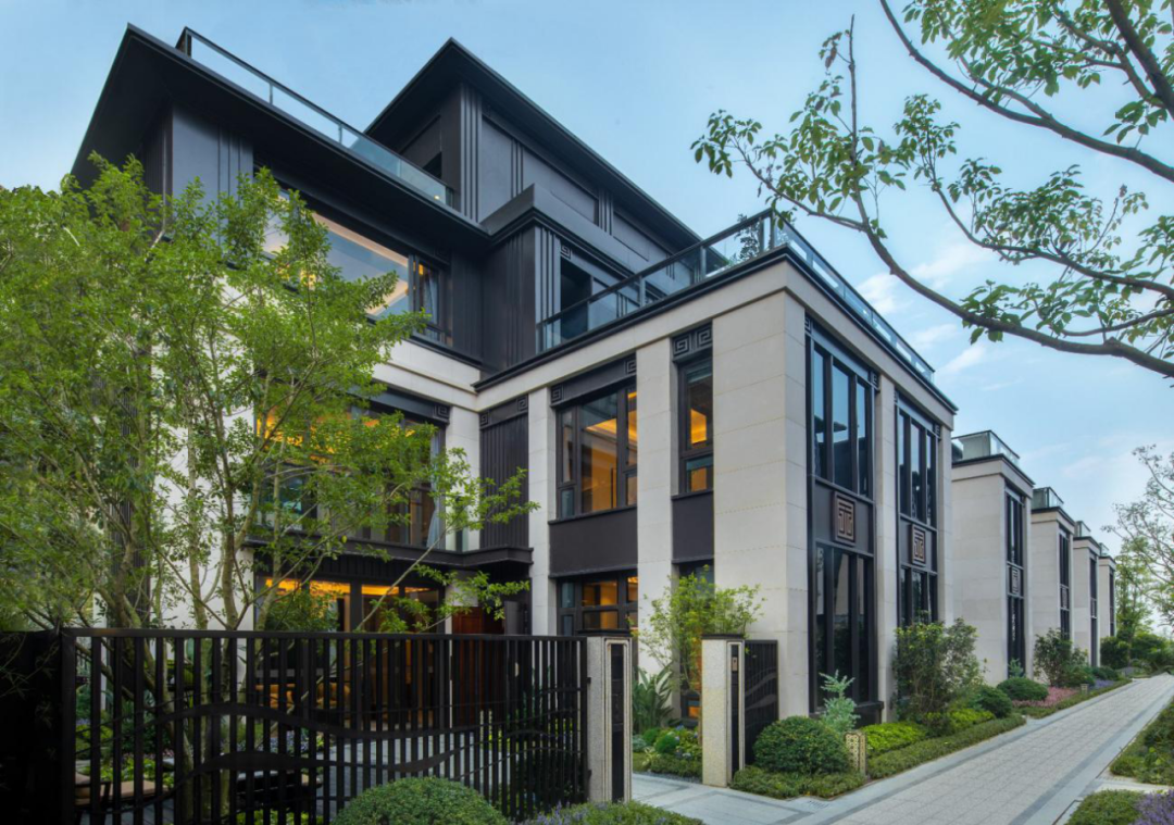 世界再大，不過一個院子。 中國的院子文化，經歷上千年曆史更迭，地位之尊從未動搖。中國人的院子情結，自古以來根深蒂固。上有高堂頤養天年，下有兒女承歡膝下，院子是做好的承載。閱盡世間繁華，歸來詩書田園，院子是最好的寄託。無圍合，不中國，擁有一座院子，三代同堂，分層而居，各有天地，這是無數人的人居理想。 順德龍光·天瀛｜實景圖 在龍光看來，院子，既是一個款待人生的居住空間，也是一個寄寓情懷的精神歸所，更是一個傳承禮序的人文載體。 龍光堅守“產品主義”，把院子系列產品持續鍛造成爲文化人居的標杆之作，新中式風格的院子是其中的重要代表。在汕頭的龍光·御海天禧、龍光·御海天韻、龍光·御海天宸，佛山的龍光·天譽、龍光·天瀛、龍光·玖龍璽、龍光·玖譽臺，南寧的龍光·天宸、龍光·江南院子以及河源龍光城等項目的部分產品組團中，龍光新中式院子盡顯國風雅韻，受到市場青睞追捧。 厚植文化根脈 重塑中國式美好 龍光堅持以傳統文化爲靈魂，並非是一味的仿古複製，而在於在傳承中突破創新，匠造現代經典。同時，在產品落地中，龍光新中式院子還會考慮到不同城市的歷史文化差異...