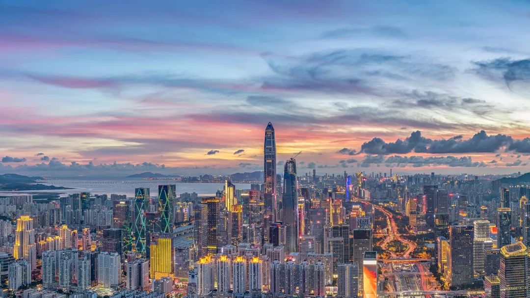 編者按 星盛商業自2004年成立以來，秉承“以商業智慧構築城市繁榮”的經營理念。在這18年中，不斷的深耕大灣區，大力發展長三角地區，趁勢開拓西南地區，一步一個腳印，在近30個城市中留下屬於星盛商業的足跡。 從鮮爲人知的小漁村到一個國際大都市，深圳只花了短短几十年的時間就完成了傳奇蛻變，星盛商業在這裏起步，隨着深圳發展的腳步，持續與深圳共生長，煥新城市商業面貌，帶來全新消費體驗。  2006年星盛商業運營的首個項目深圳福田星河COCO Park正式開業，商場突破傳統的建築格局，在正中間打造了6000平方米下沉式露天廣場和獨具特色的星空棧道，營造出了“公園”式休閒購物體驗的氛圍，迎合當下消費者對空間體驗社交功能的新需求，集休閒、購物、餐飲及娛樂於一身，給深圳市民帶來全新的消費體驗，開業首日客流量便突破21萬人次。 深圳福田星河COCO Park 這種超前的建築新格局不僅創新了深圳商業市場，同樣也是國內首個公園情景式購物中心，自開業以來，深圳福田星河COCO Park在深圳商業市場中的影響力，一直位居前列。  成功打造標杆項目深圳福田星河COCO Park後，星盛商...