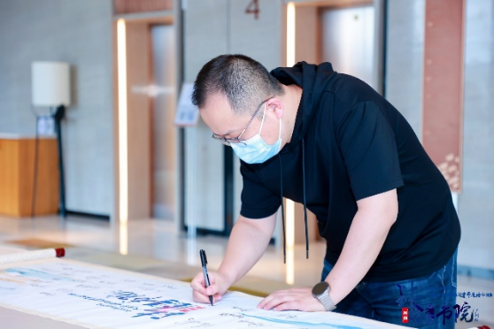 China has the highest rate of cerebrovascular disease in the world. Among them, ischemic stroke seriously threatens the lives and health of our citizens due to its high fatality rate, high disability rate, and high recurrence rate. Endovascular interventional treatment for middle cerebral artery occlusion has become an important treatment for stroke, and it is also a mountain that many cerebrovascular disease centers urgently need to climb. In order to improve the level of occlusion and opening of arteries in the middle of the brain in the field of neurological intervention, we will promote the development of interventional neurological diagnosis and treatment in our province. Led by Professor Pan Suyue and Professor Ji Zhong of Nanfang Hospital Stroke Center & Neurointerventional Training Center, it was co-planned with Xin Wei Medical“Weilai Academy - Opening Course on Middle Cerebral Artery Occlusion”It was also successfully held at Guangzhou Nanhu Holiday Hotel on June 18, 2022. The training course invited a number of well-known experts in neurological intervention, neuroimaging, neuroultrasound, etc. from inside and outside Guangdong Province to give lectures and guidance. Through various forms such as surgical techniques, strategy analysis, actual practice sharing, and case review, they shared their valuable experience in opening artery occlusion in the middle of the brain. Through in-depth discussions and exchanges in this training course, we brought new clinical ideas and surgical initiation techniques to our neurointerventional colleagues who participated in the training course. Professor Pan Suyue, director of the Department of Neurology at Nanfang Hospital, gave an opening speech to kick off this training course. Professor Pan Suyue and Mr. Yu Feng of Xin Wei Medical jointly held an unveiling ceremony for the “Weilai Academy - National Standardized Stroke Diagnosis and Treatment Training Center”. First half of academic teaching In the academic teaching of the training course...