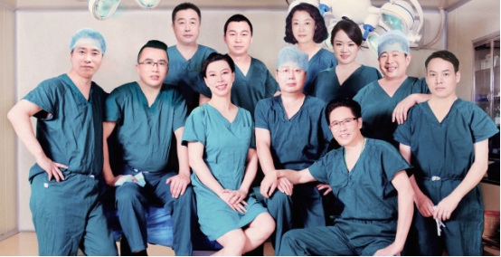 $醫美國際 (PAIYY.US)$   醫美不缺品項、不缺營銷、不缺模式、不缺醫生、不缺技術，缺甚麼呢？缺品牌。   品牌是指消費者對產品及產品系列的認知程度，是人們對一個企業及其產品、售後服務、文化價值的一種評價和認知，是一種信任。其實，現在各個行業的產品、服務琳琅滿目，消費者未必有耐心去挨個瞭解其產品、服務，通過一部分消費者的體驗以及產生的口碑，逐步能形成羣體信任，如果這個品牌再推出新產品，也不用再花很大成本去抉擇。這就是品牌的力量。品牌的品有三個口，離不開口碑、品質、品行等。   01  正規經營  讓“安全塑美”有基礎   縱觀醫美市場環境，短暫經營的機構多，永續經營的機構少，究竟爲何？正規經營雖然慢，但是卻更長久。鵬愛人嚴格把控醫療安全，把醫療質量當做企業生命線，對社會公開“八大承諾”並嚴格履行——不用沒有認證的藥物、不用沒有資質的醫生、不誤導就醫者的醫療美容消費、保護客戶隱私等，建立了“安全塑美”十項全能保障體系。   作爲給消費者提供美麗解決方案的品牌，鵬愛需要整合很多...