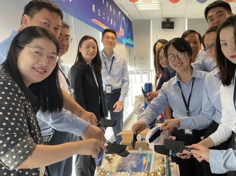 2002-2022 20年風雨歷程，20年蛻變綻放 2022年5月31日 適逢旭輝永升服務20週年之際 旭輝永升服務集團20週年特別早會在線舉辦 一 歲月爲證  奮鬥不止 圖 旭輝永升服務集團董事會主席  林中 「回望二十年，旭輝永升從『初出茅廬』到成功上市並位居行業前列，在多方面實現從0到1的突破，在重大洪災、疫情面前扛起責任、經受考驗，關鍵就在於每一位團結一心的旭輝永升人！」 旭輝永升服務集團董事會主席林中在致辭中首先向每一位員工夥伴致以感謝。 同時，「旭輝永升20年的風雨歷程離不開每一位業主的鞭策和認可，離不開每一位合作伙伴的尊重和默契，離不開每一位投資者的信任和支持。」他向每一位陪伴旭輝永升成長的業主、合作伙伴、投資者等同路人，表達了真摯的謝意。 2022年是旭輝永升一五戰略的第四年，是爲一五收官做衝刺準備的關鍵一年，是爲二五開局做提前佈局的關鍵一年。林中指出：「未來面臨挑戰，更加充滿機遇，機遇大於挑戰！」 “面對充滿機遇與挑戰的新形勢： 我們要更加用心服務業主，堅定不移地踐行「讓客戶省心、放心、開心」的文化價值觀； 我們要持續打磨“客戶需要，...