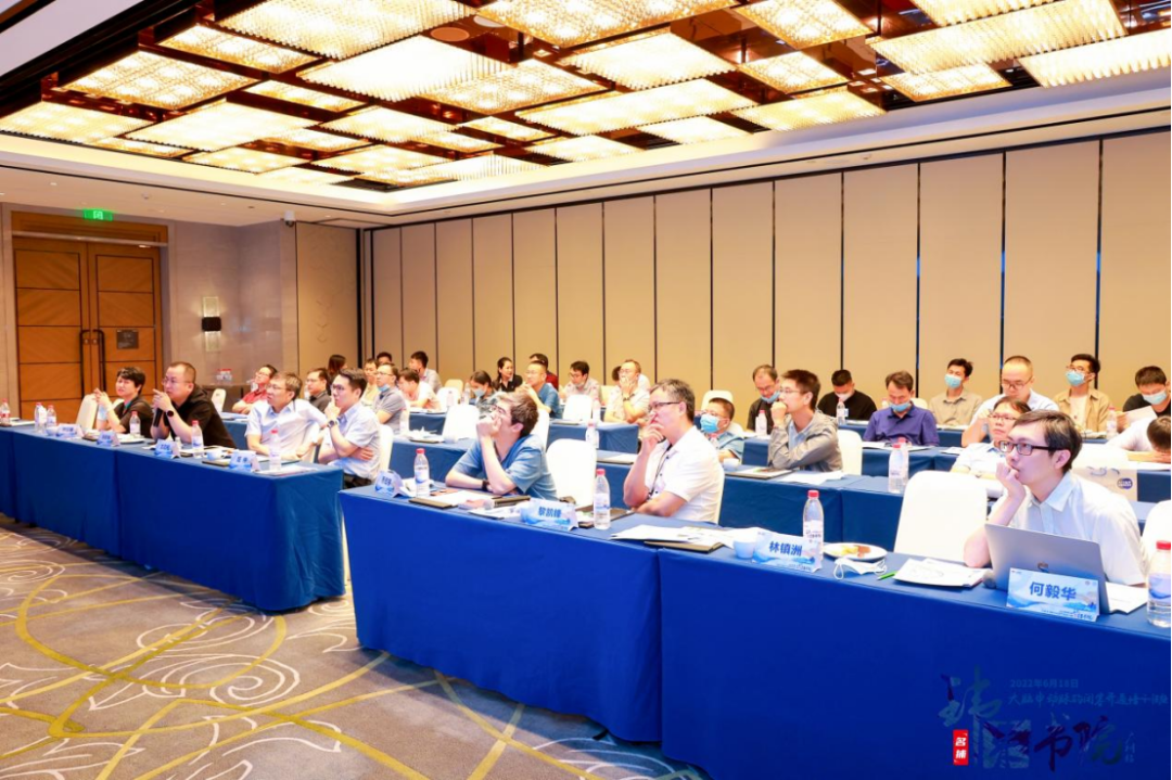 China has the highest rate of cerebrovascular disease in the world. Among them, ischemic stroke seriously threatens the lives and health of our citizens due to its high fatality rate, high disability rate, and high recurrence rate. Endovascular interventional treatment for middle cerebral artery occlusion has become an important treatment for stroke, and it is also a mountain that many cerebrovascular disease centers urgently need to climb. In order to improve the level of occlusion and opening of arteries in the middle of the brain in the field of neurological intervention, we will promote the development of interventional neurological diagnosis and treatment in our province. Led by Professor Pan Suyue and Professor Ji Zhong of Nanfang Hospital Stroke Center & Neurointerventional Training Center, it was co-planned with Xin Wei Medical“Weilai Academy - Opening Course on Middle Cerebral Artery Occlusion”It was also successfully held at Guangzhou Nanhu Holiday Hotel on June 18, 2022. The training course invited a number of well-known experts in neurological intervention, neuroimaging, neuroultrasound, etc. from inside and outside Guangdong Province to give lectures and guidance. Through various forms such as surgical techniques, strategy analysis, actual practice sharing, and case review, they shared their valuable experience in opening artery occlusion in the middle of the brain. Through in-depth discussions and exchanges in this training course, we brought new clinical ideas and surgical initiation techniques to our neurointerventional colleagues who participated in the training course. Professor Pan Suyue, director of the Department of Neurology at Nanfang Hospital, gave an opening speech to kick off this training course. Professor Pan Suyue and Mr. Yu Feng of Xin Wei Medical jointly held an unveiling ceremony for the “Weilai Academy - National Standardized Stroke Diagnosis and Treatment Training Center”. First half of academic teaching In the academic teaching of the training course...