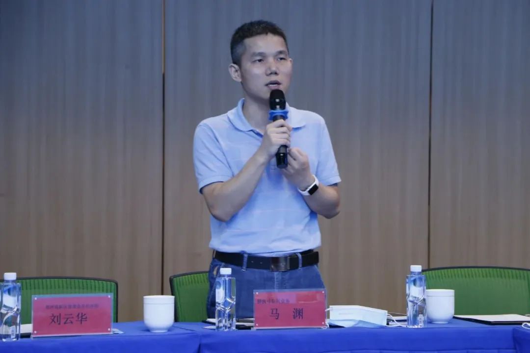 On the road, global visual road network monitoring and drones monitor the road 24 hours a day; in the community, smart trash bins automatically identify and sort garbage; in the park, smart security can perform face recognition and fire monitoring... Entering the Zhengzhou National High-tech Industrial Development Zone, the atmosphere of innovation flared up, and smart technology was within reach. On September 8, with the Honglian Joint Venture hosted by China Soft International Liberation as a front stop, the Zhengzhou High-tech Zone “Everyone Helps Ten Thousand Enterprises” series -- Hongmeng Ecology Special Head Strategy Private Meeting was held in the Zhengzhou High-tech Zone. The event invited business leaders from various industries such as Ziguang Computer, Daxin Home, and Chicheng Co., Ltd., as well as executives from listed companies such as Hanwei Technology, Xinke Electronics Co., Ltd., Tianmai Technology, Dafluo, and Xiangyu Medical to discuss ways to break through and develop local enterprises in Zhengzhou and digitally transform and innovate the Internet of Things Ecology encourages enterprises to seize new technologies Business opportunities brought about by scenarios.  HarmonyOS Ecosystem Special Head Strategy Private Committee Meeting Experts Answer Questions   At the event site, experts such as Chao Xiaoping, vice president of the Hongmeng Ecological Business Department of China Soft International, Wu Changgao, dean of the Beijing Institute of Technology and Innovation, Wang Yusong, director, and Ma Yuan, head of China Soft International Liberation Honglian, answered questions one by one and gave guiding ideas and directions in response to the questions that need to be solved when joining Hongmeng Ecology. Wu Changgao, Dean of Beijing Institute of Technology Innovation  Ma Yuan, head of China Soft International Liberation Service Honglian Since April 2020...