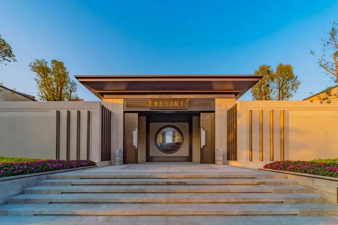 世界再大，不過一個院子。 中國的院子文化，經歷上千年曆史更迭，地位之尊從未動搖。中國人的院子情結，自古以來根深蒂固。上有高堂頤養天年，下有兒女承歡膝下，院子是做好的承載。閱盡世間繁華，歸來詩書田園，院子是最好的寄託。無圍合，不中國，擁有一座院子，三代同堂，分層而居，各有天地，這是無數人的人居理想。 順德龍光·天瀛｜實景圖 在龍光看來，院子，既是一個款待人生的居住空間，也是一個寄寓情懷的精神歸所，更是一個傳承禮序的人文載體。 龍光堅守“產品主義”，把院子系列產品持續鍛造成爲文化人居的標杆之作，新中式風格的院子是其中的重要代表。在汕頭的龍光·御海天禧、龍光·御海天韻、龍光·御海天宸，佛山的龍光·天譽、龍光·天瀛、龍光·玖龍璽、龍光·玖譽臺，南寧的龍光·天宸、龍光·江南院子以及河源龍光城等項目的部分產品組團中，龍光新中式院子盡顯國風雅韻，受到市場青睞追捧。 厚植文化根脈 重塑中國式美好 龍光堅持以傳統文化爲靈魂，並非是一味的仿古複製，而在於在傳承中突破創新，匠造現代經典。同時，在產品落地中，龍光新中式院子還會考慮到不同城市的歷史文化差異...