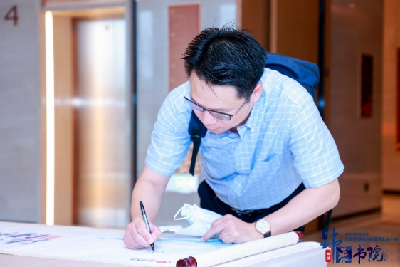 China has the highest rate of cerebrovascular disease in the world. Among them, ischemic stroke seriously threatens the lives and health of our citizens due to its high fatality rate, high disability rate, and high recurrence rate. Endovascular interventional treatment for middle cerebral artery occlusion has become an important treatment for stroke, and it is also a mountain that many cerebrovascular disease centers urgently need to climb. In order to improve the level of occlusion and opening of arteries in the middle of the brain in the field of neurological intervention, we will promote the development of interventional neurological diagnosis and treatment in our province. Led by Professor Pan Suyue and Professor Ji Zhong of Nanfang Hospital Stroke Center & Neurointerventional Training Center, it was co-planned with Xin Wei Medical“Weilai Academy - Opening Course on Middle Cerebral Artery Occlusion”It was also successfully held at Guangzhou Nanhu Holiday Hotel on June 18, 2022. The training course invited a number of well-known experts in neurological intervention, neuroimaging, neuroultrasound, etc. from inside and outside Guangdong Province to give lectures and guidance. Through various forms such as surgical techniques, strategy analysis, actual practice sharing, and case review, they shared their valuable experience in opening artery occlusion in the middle of the brain. Through in-depth discussions and exchanges in this training course, we brought new clinical ideas and surgical initiation techniques to our neurointerventional colleagues who participated in the training course. Professor Pan Suyue, director of the Department of Neurology at Nanfang Hospital, gave an opening speech to kick off this training course. Professor Pan Suyue and Mr. Yu Feng of Xin Wei Medical jointly held an unveiling ceremony for the “Weilai Academy - National Standardized Stroke Diagnosis and Treatment Training Center”. First half of academic teaching In the academic teaching of the training course...