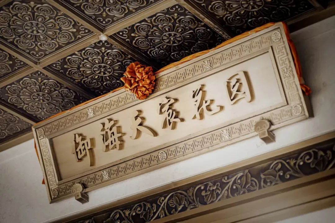 世界再大，不過一個院子。 中國的院子文化，經歷上千年曆史更迭，地位之尊從未動搖。中國人的院子情結，自古以來根深蒂固。上有高堂頤養天年，下有兒女承歡膝下，院子是做好的承載。閱盡世間繁華，歸來詩書田園，院子是最好的寄託。無圍合，不中國，擁有一座院子，三代同堂，分層而居，各有天地，這是無數人的人居理想。 順德龍光·天瀛｜實景圖 在龍光看來，院子，既是一個款待人生的居住空間，也是一個寄寓情懷的精神歸所，更是一個傳承禮序的人文載體。 龍光堅守“產品主義”，把院子系列產品持續鍛造成爲文化人居的標杆之作，新中式風格的院子是其中的重要代表。在汕頭的龍光·御海天禧、龍光·御海天韻、龍光·御海天宸，佛山的龍光·天譽、龍光·天瀛、龍光·玖龍璽、龍光·玖譽臺，南寧的龍光·天宸、龍光·江南院子以及河源龍光城等項目的部分產品組團中，龍光新中式院子盡顯國風雅韻，受到市場青睞追捧。 厚植文化根脈 重塑中國式美好 龍光堅持以傳統文化爲靈魂，並非是一味的仿古複製，而在於在傳承中突破創新，匠造現代經典。同時，在產品落地中，龍光新中式院子還會考慮到不同城市的歷史文化差異...