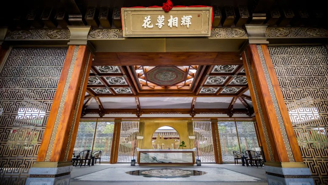 世界再大，不過一個院子。 中國的院子文化，經歷上千年曆史更迭，地位之尊從未動搖。中國人的院子情結，自古以來根深蒂固。上有高堂頤養天年，下有兒女承歡膝下，院子是做好的承載。閱盡世間繁華，歸來詩書田園，院子是最好的寄託。無圍合，不中國，擁有一座院子，三代同堂，分層而居，各有天地，這是無數人的人居理想。 順德龍光·天瀛｜實景圖 在龍光看來，院子，既是一個款待人生的居住空間，也是一個寄寓情懷的精神歸所，更是一個傳承禮序的人文載體。 龍光堅守“產品主義”，把院子系列產品持續鍛造成爲文化人居的標杆之作，新中式風格的院子是其中的重要代表。在汕頭的龍光·御海天禧、龍光·御海天韻、龍光·御海天宸，佛山的龍光·天譽、龍光·天瀛、龍光·玖龍璽、龍光·玖譽臺，南寧的龍光·天宸、龍光·江南院子以及河源龍光城等項目的部分產品組團中，龍光新中式院子盡顯國風雅韻，受到市場青睞追捧。 厚植文化根脈 重塑中國式美好 龍光堅持以傳統文化爲靈魂，並非是一味的仿古複製，而在於在傳承中突破創新，匠造現代經典。同時，在產品落地中，龍光新中式院子還會考慮到不同城市的歷史文化差異...