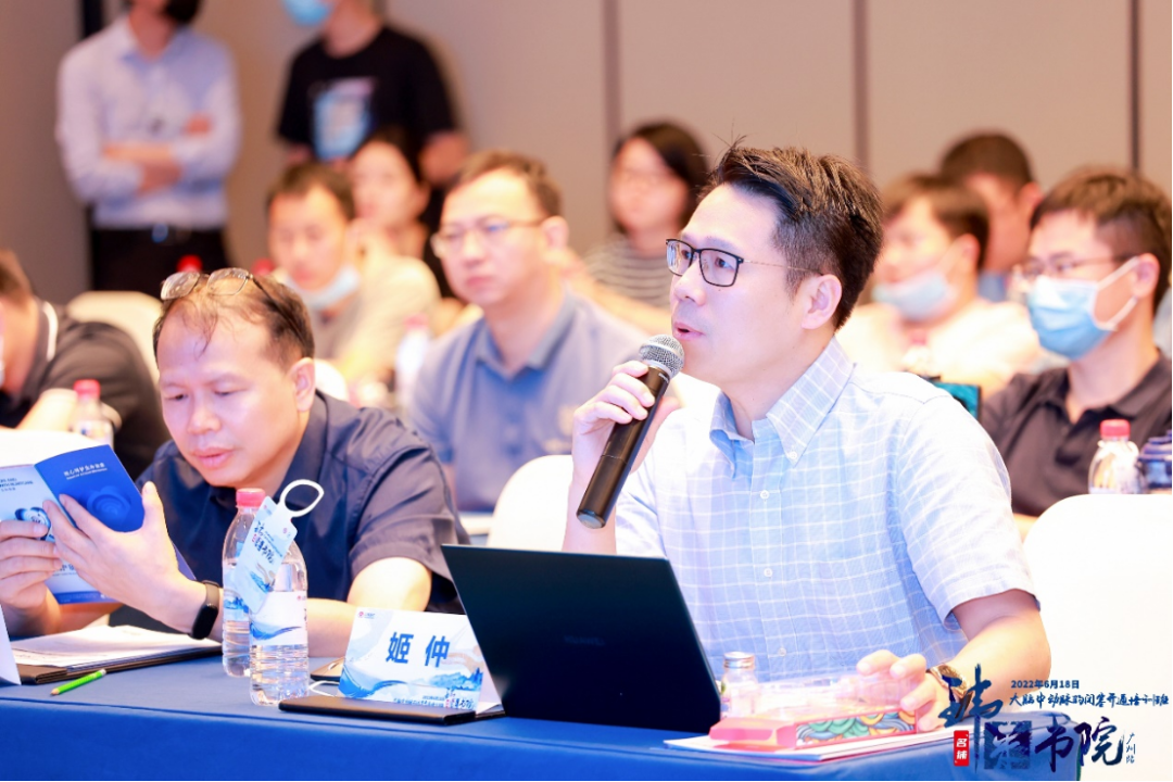 China has the highest rate of cerebrovascular disease in the world. Among them, ischemic stroke seriously threatens the lives and health of our citizens due to its high fatality rate, high disability rate, and high recurrence rate. Endovascular interventional treatment for middle cerebral artery occlusion has become an important treatment for stroke, and it is also a mountain that many cerebrovascular disease centers urgently need to climb. In order to improve the level of occlusion and opening of arteries in the middle of the brain in the field of neurological intervention, we will promote the development of interventional neurological diagnosis and treatment in our province. Led by Professor Pan Suyue and Professor Ji Zhong of Nanfang Hospital Stroke Center & Neurointerventional Training Center, it was co-planned with Xin Wei Medical“Weilai Academy - Opening Course on Middle Cerebral Artery Occlusion”It was also successfully held at Guangzhou Nanhu Holiday Hotel on June 18, 2022. The training course invited a number of well-known experts in neurological intervention, neuroimaging, neuroultrasound, etc. from inside and outside Guangdong Province to give lectures and guidance. Through various forms such as surgical techniques, strategy analysis, actual practice sharing, and case review, they shared their valuable experience in opening artery occlusion in the middle of the brain. Through in-depth discussions and exchanges in this training course, we brought new clinical ideas and surgical initiation techniques to our neurointerventional colleagues who participated in the training course. Professor Pan Suyue, director of the Department of Neurology at Nanfang Hospital, gave an opening speech to kick off this training course. Professor Pan Suyue and Mr. Yu Feng of Xin Wei Medical jointly held an unveiling ceremony for the “Weilai Academy - National Standardized Stroke Diagnosis and Treatment Training Center”. First half of academic teaching In the academic teaching of the training course...