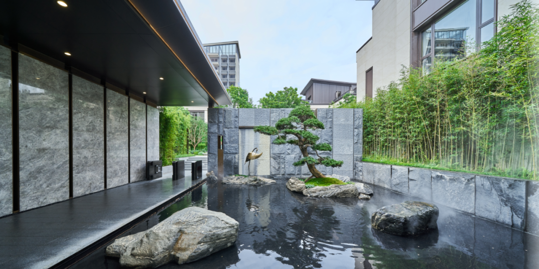 世界再大，不過一個院子。 中國的院子文化，經歷上千年曆史更迭，地位之尊從未動搖。中國人的院子情結，自古以來根深蒂固。上有高堂頤養天年，下有兒女承歡膝下，院子是做好的承載。閱盡世間繁華，歸來詩書田園，院子是最好的寄託。無圍合，不中國，擁有一座院子，三代同堂，分層而居，各有天地，這是無數人的人居理想。 順德龍光·天瀛｜實景圖 在龍光看來，院子，既是一個款待人生的居住空間，也是一個寄寓情懷的精神歸所，更是一個傳承禮序的人文載體。 龍光堅守“產品主義”，把院子系列產品持續鍛造成爲文化人居的標杆之作，新中式風格的院子是其中的重要代表。在汕頭的龍光·御海天禧、龍光·御海天韻、龍光·御海天宸，佛山的龍光·天譽、龍光·天瀛、龍光·玖龍璽、龍光·玖譽臺，南寧的龍光·天宸、龍光·江南院子以及河源龍光城等項目的部分產品組團中，龍光新中式院子盡顯國風雅韻，受到市場青睞追捧。 厚植文化根脈 重塑中國式美好 龍光堅持以傳統文化爲靈魂，並非是一味的仿古複製，而在於在傳承中突破創新，匠造現代經典。同時，在產品落地中，龍光新中式院子還會考慮到不同城市的歷史文化差異...