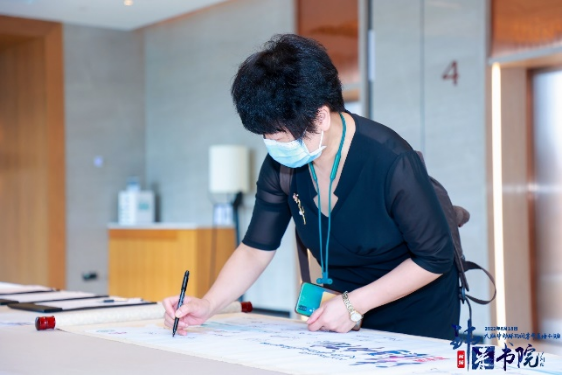 China has the highest rate of cerebrovascular disease in the world. Among them, ischemic stroke seriously threatens the lives and health of our citizens due to its high fatality rate, high disability rate, and high recurrence rate. Endovascular interventional treatment for middle cerebral artery occlusion has become an important treatment for stroke, and it is also a mountain that many cerebrovascular disease centers urgently need to climb. In order to improve the level of occlusion and opening of arteries in the middle of the brain in the field of neurological intervention, we will promote the development of interventional neurological diagnosis and treatment in our province. Led by Professor Pan Suyue and Professor Ji Zhong of Nanfang Hospital Stroke Center & Neurointerventional Training Center, it was co-planned with Xin Wei Medical“Weilai Academy - Opening Course on Middle Cerebral Artery Occlusion”It was also successfully held at Guangzhou Nanhu Holiday Hotel on June 18, 2022. The training course invited a number of well-known experts in neurological intervention, neuroimaging, neuroultrasound, etc. from inside and outside Guangdong Province to give lectures and guidance. Through various forms such as surgical techniques, strategy analysis, actual practice sharing, and case review, they shared their valuable experience in opening artery occlusion in the middle of the brain. Through in-depth discussions and exchanges in this training course, we brought new clinical ideas and surgical initiation techniques to our neurointerventional colleagues who participated in the training course. Professor Pan Suyue, director of the Department of Neurology at Nanfang Hospital, gave an opening speech to kick off this training course. Professor Pan Suyue and Mr. Yu Feng of Xin Wei Medical jointly held an unveiling ceremony for the “Weilai Academy - National Standardized Stroke Diagnosis and Treatment Training Center”. First half of academic teaching In the academic teaching of the training course...