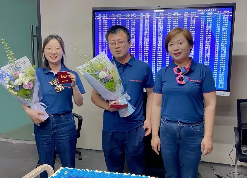 2002-2022 20年風雨歷程，20年蛻變綻放 2022年5月31日 適逢旭輝永升服務20週年之際 旭輝永升服務集團20週年特別早會在線舉辦 一 歲月爲證  奮鬥不止 圖 旭輝永升服務集團董事會主席  林中 「回望二十年，旭輝永升從『初出茅廬』到成功上市並位居行業前列，在多方面實現從0到1的突破，在重大洪災、疫情面前扛起責任、經受考驗，關鍵就在於每一位團結一心的旭輝永升人！」 旭輝永升服務集團董事會主席林中在致辭中首先向每一位員工夥伴致以感謝。 同時，「旭輝永升20年的風雨歷程離不開每一位業主的鞭策和認可，離不開每一位合作伙伴的尊重和默契，離不開每一位投資者的信任和支持。」他向每一位陪伴旭輝永升成長的業主、合作伙伴、投資者等同路人，表達了真摯的謝意。 2022年是旭輝永升一五戰略的第四年，是爲一五收官做衝刺準備的關鍵一年，是爲二五開局做提前佈局的關鍵一年。林中指出：「未來面臨挑戰，更加充滿機遇，機遇大於挑戰！」 “面對充滿機遇與挑戰的新形勢： 我們要更加用心服務業主，堅定不移地踐行「讓客戶省心、放心、開心」的文化價值觀； 我們要持續打磨“客戶需要，...