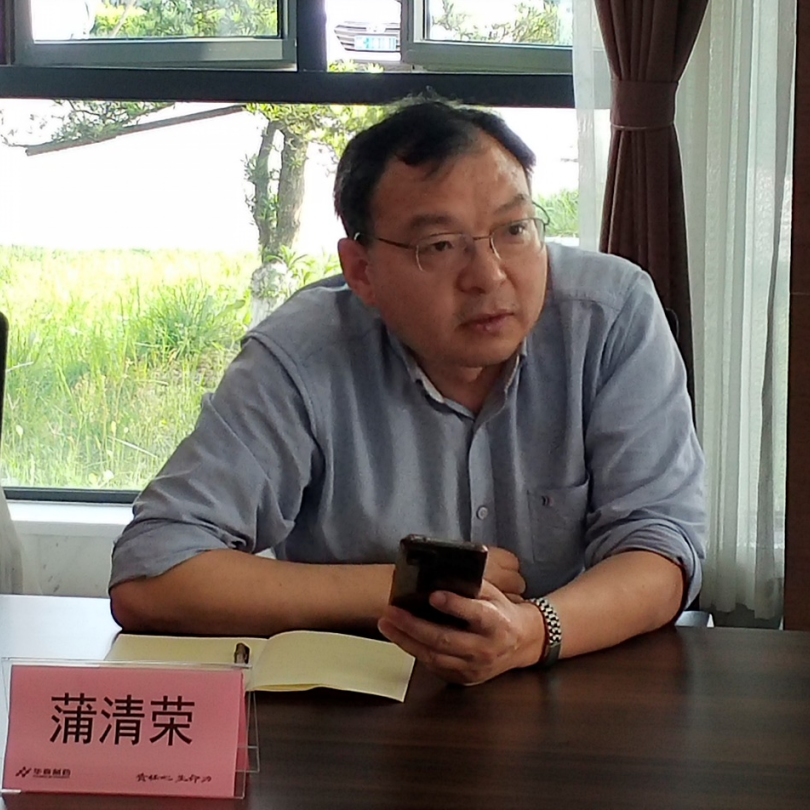 In order to vigorously promote the integrated development of the pharmaceutical industry in the two-city economic circle in the Chengdu and Chongqing region, Li Zhi, Secretary of the Hospital of Traditional Chinese Medicine Affiliated to Southwest Medical University, Xu Houping, Wei Wei, Yang Wenxin, and relevant experts in the field of traditional Chinese medicine visited Chongqing Watson Pharmaceutical Co., Ltd., and the two institutions and enterprises held a special seminar on industry-university-research cooperation and transformation of scientific and technological achievements. Hospital and enterprise experts and leaders such as Chairman You Hongtao of Watson Pharmaceuticals, General Manager Liu Xiaoying, Deputy General Manager Wang Ying, Director of the Pharmaceutical Research Institute Shen Hao, Wang Daoquan, Executive Vice Director, Wang Mao, Clinical Medical Director, Huang Jie, General Manager of Pharmaceutical Factory, Zhou Bangjian, Deputy General Manager of Production, and Deng Lin, Deputy General Manager of Quality, attended the conference. Secretary Li Zhi of the Party Committee of the Hospital of Traditional Chinese Medicine Affiliated to Southwest Medical University made a speech At the meeting, Chairman You Hongtao introduced the basic situation of Watson Pharmaceuticals and thanked Southwest Medical University and the Hospital of Traditional Chinese Medicine Affiliated to Southwest Medical University for their long-term cultivation, care, support and assistance for Watson Pharmaceuticals, and hoped to explore new cooperation models in industry-university-research cooperation and transformation of scientific and technological achievements in the future to jointly contribute to the inheritance and development of traditional Chinese medicine in the motherland. General Manager Liu Xiaoying explained the progress of Watson Pharmaceuticals in recent years, as well as Watson's technical characteristics and potential cooperation needs in the fields of innovative drugs, generic pharmaceuticals, traditional Chinese medicine, and health. Secretary Li Zhi of the Hospital of Traditional Chinese Medicine Affiliated to Southwest Medical University expressed his sincere thanks to Watson Pharmaceutical for the joint construction of industry-university-research cooperation, and introduced the overall situation of the hospital, especially in terms of traditional Chinese medicine heritage and innovation, scientific and technological achievements, and discipline construction...