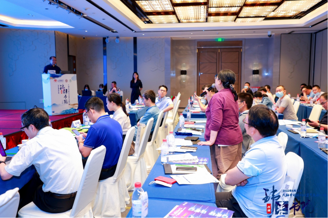 China has the highest rate of cerebrovascular disease in the world. Among them, ischemic stroke seriously threatens the lives and health of our citizens due to its high fatality rate, high disability rate, and high recurrence rate. Endovascular interventional treatment for middle cerebral artery occlusion has become an important treatment for stroke, and it is also a mountain that many cerebrovascular disease centers urgently need to climb. In order to improve the level of occlusion and opening of arteries in the middle of the brain in the field of neurological intervention, we will promote the development of interventional neurological diagnosis and treatment in our province. Led by Professor Pan Suyue and Professor Ji Zhong of Nanfang Hospital Stroke Center & Neurointerventional Training Center, it was co-planned with Xin Wei Medical“Weilai Academy - Opening Course on Middle Cerebral Artery Occlusion”It was also successfully held at Guangzhou Nanhu Holiday Hotel on June 18, 2022. The training course invited a number of well-known experts in neurological intervention, neuroimaging, neuroultrasound, etc. from inside and outside Guangdong Province to give lectures and guidance. Through various forms such as surgical techniques, strategy analysis, actual practice sharing, and case review, they shared their valuable experience in opening artery occlusion in the middle of the brain. Through in-depth discussions and exchanges in this training course, we brought new clinical ideas and surgical initiation techniques to our neurointerventional colleagues who participated in the training course. Professor Pan Suyue, director of the Department of Neurology at Nanfang Hospital, gave an opening speech to kick off this training course. Professor Pan Suyue and Mr. Yu Feng of Xin Wei Medical jointly held an unveiling ceremony for the “Weilai Academy - National Standardized Stroke Diagnosis and Treatment Training Center”. First half of academic teaching In the academic teaching of the training course...