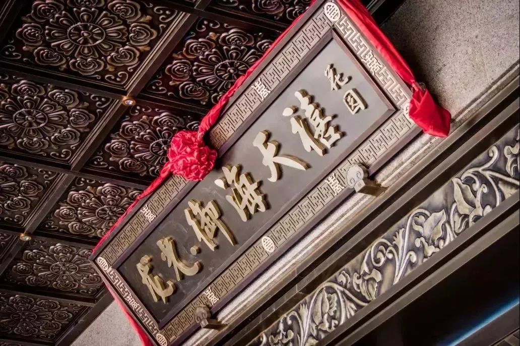 世界再大，不過一個院子。 中國的院子文化，經歷上千年曆史更迭，地位之尊從未動搖。中國人的院子情結，自古以來根深蒂固。上有高堂頤養天年，下有兒女承歡膝下，院子是做好的承載。閱盡世間繁華，歸來詩書田園，院子是最好的寄託。無圍合，不中國，擁有一座院子，三代同堂，分層而居，各有天地，這是無數人的人居理想。 順德龍光·天瀛｜實景圖 在龍光看來，院子，既是一個款待人生的居住空間，也是一個寄寓情懷的精神歸所，更是一個傳承禮序的人文載體。 龍光堅守“產品主義”，把院子系列產品持續鍛造成爲文化人居的標杆之作，新中式風格的院子是其中的重要代表。在汕頭的龍光·御海天禧、龍光·御海天韻、龍光·御海天宸，佛山的龍光·天譽、龍光·天瀛、龍光·玖龍璽、龍光·玖譽臺，南寧的龍光·天宸、龍光·江南院子以及河源龍光城等項目的部分產品組團中，龍光新中式院子盡顯國風雅韻，受到市場青睞追捧。 厚植文化根脈 重塑中國式美好 龍光堅持以傳統文化爲靈魂，並非是一味的仿古複製，而在於在傳承中突破創新，匠造現代經典。同時，在產品落地中，龍光新中式院子還會考慮到不同城市的歷史文化差異...