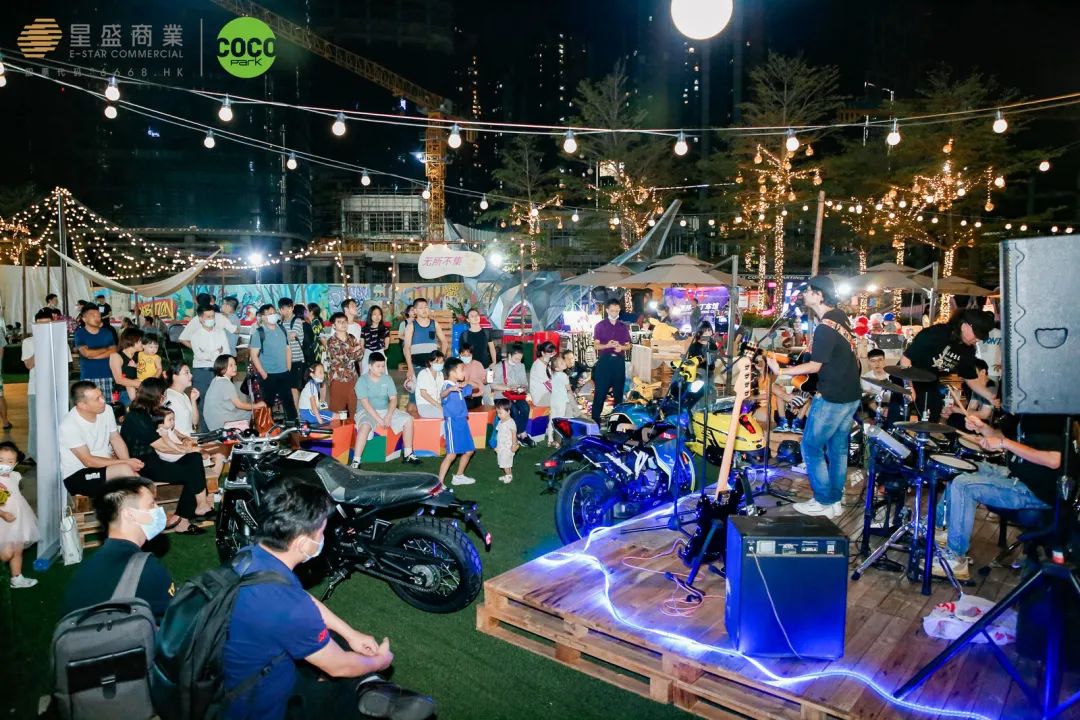 編者按 星盛商業自2004年成立以來，秉承“以商業智慧構築城市繁榮”的經營理念。在這18年中，不斷的深耕大灣區，大力發展長三角地區，趁勢開拓西南地區，一步一個腳印，在近30個城市中留下屬於星盛商業的足跡。 從鮮爲人知的小漁村到一個國際大都市，深圳只花了短短几十年的時間就完成了傳奇蛻變，星盛商業在這裏起步，隨着深圳發展的腳步，持續與深圳共生長，煥新城市商業面貌，帶來全新消費體驗。  2006年星盛商業運營的首個項目深圳福田星河COCO Park正式開業，商場突破傳統的建築格局，在正中間打造了6000平方米下沉式露天廣場和獨具特色的星空棧道，營造出了“公園”式休閒購物體驗的氛圍，迎合當下消費者對空間體驗社交功能的新需求，集休閒、購物、餐飲及娛樂於一身，給深圳市民帶來全新的消費體驗，開業首日客流量便突破21萬人次。 深圳福田星河COCO Park 這種超前的建築新格局不僅創新了深圳商業市場，同樣也是國內首個公園情景式購物中心，自開業以來，深圳福田星河COCO Park在深圳商業市場中的影響力，一直位居前列。  成功打造標杆項目深圳福田星河COCO Park後，星盛商...