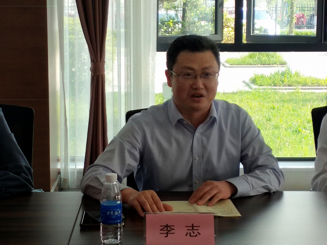 In order to vigorously promote the integrated development of the pharmaceutical industry in the two-city economic circle in the Chengdu and Chongqing region, Li Zhi, Secretary of the Hospital of Traditional Chinese Medicine Affiliated to Southwest Medical University, Xu Houping, Wei Wei, Yang Wenxin, and relevant experts in the field of traditional Chinese medicine visited Chongqing Watson Pharmaceutical Co., Ltd., and the two institutions and enterprises held a special seminar on industry-university-research cooperation and transformation of scientific and technological achievements. Hospital and enterprise experts and leaders such as Chairman You Hongtao of Watson Pharmaceuticals, General Manager Liu Xiaoying, Deputy General Manager Wang Ying, Director of the Pharmaceutical Research Institute Shen Hao, Wang Daoquan, Executive Vice Director, Wang Mao, Clinical Medical Director, Huang Jie, General Manager of Pharmaceutical Factory, Zhou Bangjian, Deputy General Manager of Production, and Deng Lin, Deputy General Manager of Quality, attended the conference. Secretary Li Zhi of the Party Committee of the Hospital of Traditional Chinese Medicine Affiliated to Southwest Medical University made a speech At the meeting, Chairman You Hongtao introduced the basic situation of Watson Pharmaceuticals and thanked Southwest Medical University and the Hospital of Traditional Chinese Medicine Affiliated to Southwest Medical University for their long-term cultivation, care, support and assistance for Watson Pharmaceuticals, and hoped to explore new cooperation models in industry-university-research cooperation and transformation of scientific and technological achievements in the future to jointly contribute to the inheritance and development of traditional Chinese medicine in the motherland. General Manager Liu Xiaoying explained the progress of Watson Pharmaceuticals in recent years, as well as Watson's technical characteristics and potential cooperation needs in the fields of innovative drugs, generic pharmaceuticals, traditional Chinese medicine, and health. Secretary Li Zhi of the Hospital of Traditional Chinese Medicine Affiliated to Southwest Medical University expressed his sincere thanks to Watson Pharmaceutical for the joint construction of industry-university-research cooperation, and introduced the overall situation of the hospital, especially in terms of traditional Chinese medicine heritage and innovation, scientific and technological achievements, and discipline construction...