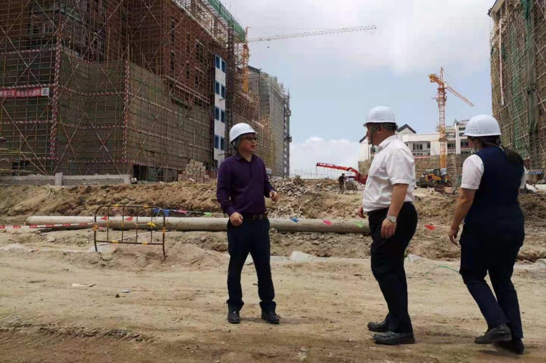 编者按： 作为珠海国企龙头华发集团旗下企业，华发物业秉承集团优秀的企业文化，建立起以“正气、品质、关怀”为核心的企业文化体系，同时在企业文化引导下，积累形成“任人唯贤，公平竞争”的选人、用人理念，建立了规范、严格的人才选拔机制。 不管是公司高管还是基层班长，都有着相应的选拔标准与流程。从任职资格审核，到管理（业务）知识笔试、述职面试、民主考察，再到领导面对面谈话和廉洁从业宣誓，每一步都有章可循，清晰规范，这既是公司“正气”精神的体现，也是对员工成长的尊重。 在这样的透明、公平的环境下，一批批没有“背景”的员工成长了起来，从基层成长为中高层的例子比比皆是。 我们从中选取了部分同事的成长故事，分期分享，期望能给大家展示华发物业的文化。 01 贺建林： 勇当拓荒牛 追逐物业梦  贺建林，2003年2月入职珠海华发物业管理服务有限公司，现任华发物业珠海区域副总经理，注册物业管理师。曾先后获评华发集团“优秀中层”“先进个人”及“优秀共产党员”称号，华发物业“先进个人”等荣誉称号。 时光打碎重组，伴随着华发物业的成长历程，贺建林的故事篇章渐渐铺开在...