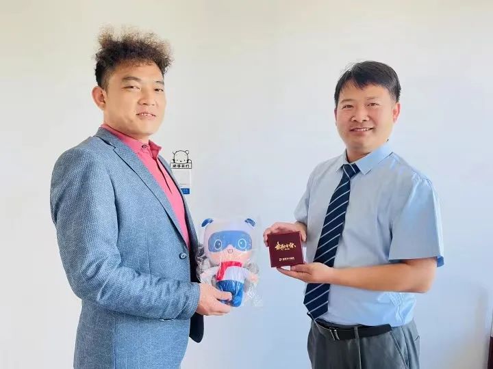 2002-2022 20年風雨歷程，20年蛻變綻放 2022年5月31日 適逢旭輝永升服務20週年之際 旭輝永升服務集團20週年特別早會在線舉辦 一 歲月爲證  奮鬥不止 圖 旭輝永升服務集團董事會主席  林中 「回望二十年，旭輝永升從『初出茅廬』到成功上市並位居行業前列，在多方面實現從0到1的突破，在重大洪災、疫情面前扛起責任、經受考驗，關鍵就在於每一位團結一心的旭輝永升人！」 旭輝永升服務集團董事會主席林中在致辭中首先向每一位員工夥伴致以感謝。 同時，「旭輝永升20年的風雨歷程離不開每一位業主的鞭策和認可，離不開每一位合作伙伴的尊重和默契，離不開每一位投資者的信任和支持。」他向每一位陪伴旭輝永升成長的業主、合作伙伴、投資者等同路人，表達了真摯的謝意。 2022年是旭輝永升一五戰略的第四年，是爲一五收官做衝刺準備的關鍵一年，是爲二五開局做提前佈局的關鍵一年。林中指出：「未來面臨挑戰，更加充滿機遇，機遇大於挑戰！」 “面對充滿機遇與挑戰的新形勢： 我們要更加用心服務業主，堅定不移地踐行「讓客戶省心、放心、開心」的文化價值觀； 我們要持續打磨“客戶需要，...