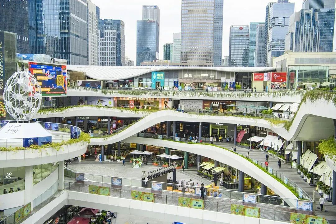 編者按 星盛商業自2004年成立以來，秉承“以商業智慧構築城市繁榮”的經營理念。在這18年中，不斷的深耕大灣區，大力發展長三角地區，趁勢開拓西南地區，一步一個腳印，在近30個城市中留下屬於星盛商業的足跡。 從鮮爲人知的小漁村到一個國際大都市，深圳只花了短短几十年的時間就完成了傳奇蛻變，星盛商業在這裏起步，隨着深圳發展的腳步，持續與深圳共生長，煥新城市商業面貌，帶來全新消費體驗。  2006年星盛商業運營的首個項目深圳福田星河COCO Park正式開業，商場突破傳統的建築格局，在正中間打造了6000平方米下沉式露天廣場和獨具特色的星空棧道，營造出了“公園”式休閒購物體驗的氛圍，迎合當下消費者對空間體驗社交功能的新需求，集休閒、購物、餐飲及娛樂於一身，給深圳市民帶來全新的消費體驗，開業首日客流量便突破21萬人次。 深圳福田星河COCO Park 這種超前的建築新格局不僅創新了深圳商業市場，同樣也是國內首個公園情景式購物中心，自開業以來，深圳福田星河COCO Park在深圳商業市場中的影響力，一直位居前列。  成功打造標杆項目深圳福田星河COCO Park後，星盛商...