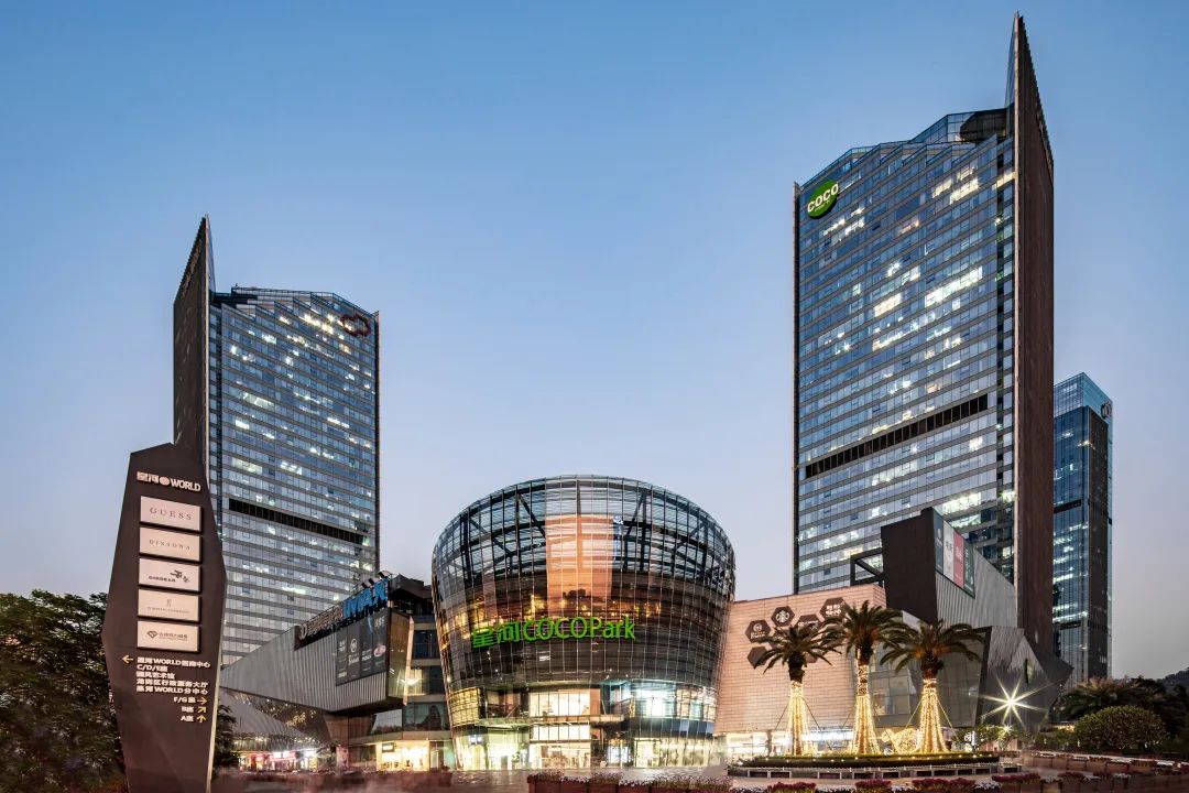 編者按 星盛商業自2004年成立以來，秉承“以商業智慧構築城市繁榮”的經營理念。在這18年中，不斷的深耕大灣區，大力發展長三角地區，趁勢開拓西南地區，一步一個腳印，在近30個城市中留下屬於星盛商業的足跡。 從鮮爲人知的小漁村到一個國際大都市，深圳只花了短短几十年的時間就完成了傳奇蛻變，星盛商業在這裏起步，隨着深圳發展的腳步，持續與深圳共生長，煥新城市商業面貌，帶來全新消費體驗。  2006年星盛商業運營的首個項目深圳福田星河COCO Park正式開業，商場突破傳統的建築格局，在正中間打造了6000平方米下沉式露天廣場和獨具特色的星空棧道，營造出了“公園”式休閒購物體驗的氛圍，迎合當下消費者對空間體驗社交功能的新需求，集休閒、購物、餐飲及娛樂於一身，給深圳市民帶來全新的消費體驗，開業首日客流量便突破21萬人次。 深圳福田星河COCO Park 這種超前的建築新格局不僅創新了深圳商業市場，同樣也是國內首個公園情景式購物中心，自開業以來，深圳福田星河COCO Park在深圳商業市場中的影響力，一直位居前列。  成功打造標杆項目深圳福田星河COCO Park後，星盛商...