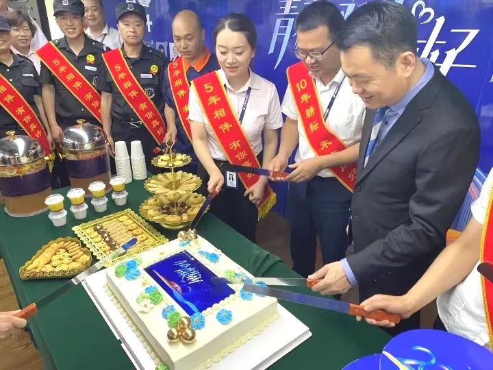 2002-2022 20年風雨歷程，20年蛻變綻放 2022年5月31日 適逢旭輝永升服務20週年之際 旭輝永升服務集團20週年特別早會在線舉辦 一 歲月爲證  奮鬥不止 圖 旭輝永升服務集團董事會主席  林中 「回望二十年，旭輝永升從『初出茅廬』到成功上市並位居行業前列，在多方面實現從0到1的突破，在重大洪災、疫情面前扛起責任、經受考驗，關鍵就在於每一位團結一心的旭輝永升人！」 旭輝永升服務集團董事會主席林中在致辭中首先向每一位員工夥伴致以感謝。 同時，「旭輝永升20年的風雨歷程離不開每一位業主的鞭策和認可，離不開每一位合作伙伴的尊重和默契，離不開每一位投資者的信任和支持。」他向每一位陪伴旭輝永升成長的業主、合作伙伴、投資者等同路人，表達了真摯的謝意。 2022年是旭輝永升一五戰略的第四年，是爲一五收官做衝刺準備的關鍵一年，是爲二五開局做提前佈局的關鍵一年。林中指出：「未來面臨挑戰，更加充滿機遇，機遇大於挑戰！」 “面對充滿機遇與挑戰的新形勢： 我們要更加用心服務業主，堅定不移地踐行「讓客戶省心、放心、開心」的文化價值觀； 我們要持續打磨“客戶需要，...