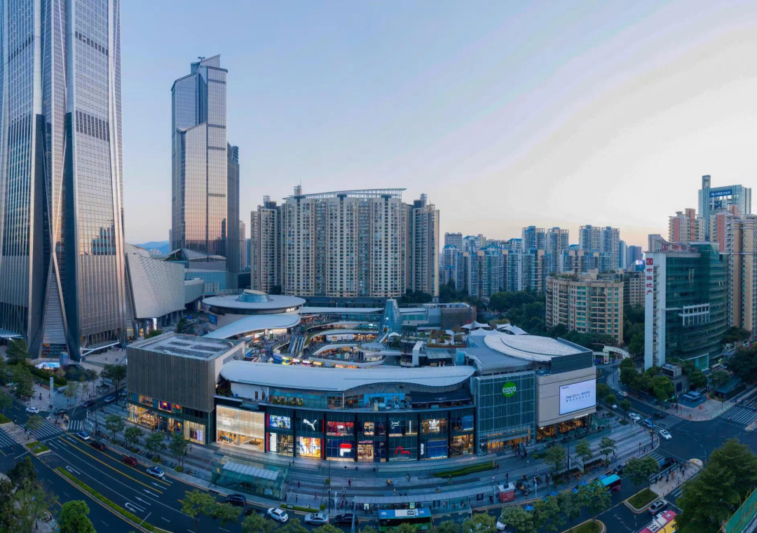 編者按 星盛商業自2004年成立以來，秉承“以商業智慧構築城市繁榮”的經營理念。在這18年中，不斷的深耕大灣區，大力發展長三角地區，趁勢開拓西南地區，一步一個腳印，在近30個城市中留下屬於星盛商業的足跡。 從鮮爲人知的小漁村到一個國際大都市，深圳只花了短短几十年的時間就完成了傳奇蛻變，星盛商業在這裏起步，隨着深圳發展的腳步，持續與深圳共生長，煥新城市商業面貌，帶來全新消費體驗。  2006年星盛商業運營的首個項目深圳福田星河COCO Park正式開業，商場突破傳統的建築格局，在正中間打造了6000平方米下沉式露天廣場和獨具特色的星空棧道，營造出了“公園”式休閒購物體驗的氛圍，迎合當下消費者對空間體驗社交功能的新需求，集休閒、購物、餐飲及娛樂於一身，給深圳市民帶來全新的消費體驗，開業首日客流量便突破21萬人次。 深圳福田星河COCO Park 這種超前的建築新格局不僅創新了深圳商業市場，同樣也是國內首個公園情景式購物中心，自開業以來，深圳福田星河COCO Park在深圳商業市場中的影響力，一直位居前列。  成功打造標杆項目深圳福田星河COCO Park後，星盛商...