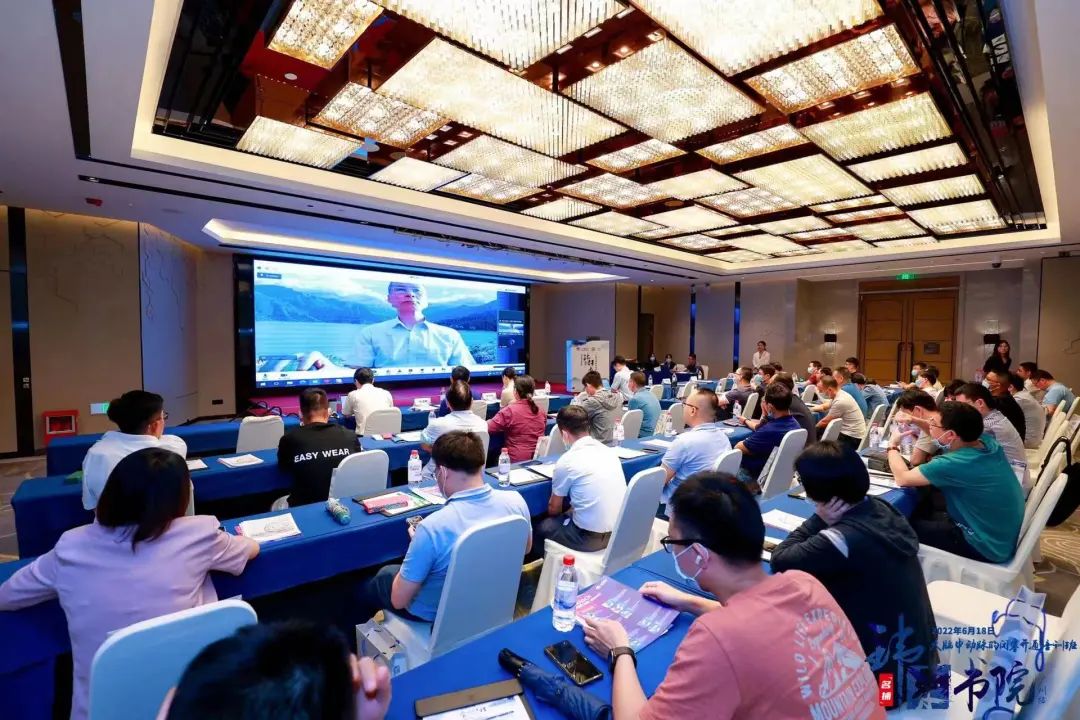 China has the highest rate of cerebrovascular disease in the world. Among them, ischemic stroke seriously threatens the lives and health of our citizens due to its high fatality rate, high disability rate, and high recurrence rate. Endovascular interventional treatment for middle cerebral artery occlusion has become an important treatment for stroke, and it is also a mountain that many cerebrovascular disease centers urgently need to climb. In order to improve the level of occlusion and opening of arteries in the middle of the brain in the field of neurological intervention, we will promote the development of interventional neurological diagnosis and treatment in our province. Led by Professor Pan Suyue and Professor Ji Zhong of Nanfang Hospital Stroke Center & Neurointerventional Training Center, it was co-planned with Xin Wei Medical“Weilai Academy - Opening Course on Middle Cerebral Artery Occlusion”It was also successfully held at Guangzhou Nanhu Holiday Hotel on June 18, 2022. The training course invited a number of well-known experts in neurological intervention, neuroimaging, neuroultrasound, etc. from inside and outside Guangdong Province to give lectures and guidance. Through various forms such as surgical techniques, strategy analysis, actual practice sharing, and case review, they shared their valuable experience in opening artery occlusion in the middle of the brain. Through in-depth discussions and exchanges in this training course, we brought new clinical ideas and surgical initiation techniques to our neurointerventional colleagues who participated in the training course. Professor Pan Suyue, director of the Department of Neurology at Nanfang Hospital, gave an opening speech to kick off this training course. Professor Pan Suyue and Mr. Yu Feng of Xin Wei Medical jointly held an unveiling ceremony for the “Weilai Academy - National Standardized Stroke Diagnosis and Treatment Training Center”. First half of academic teaching In the academic teaching of the training course...