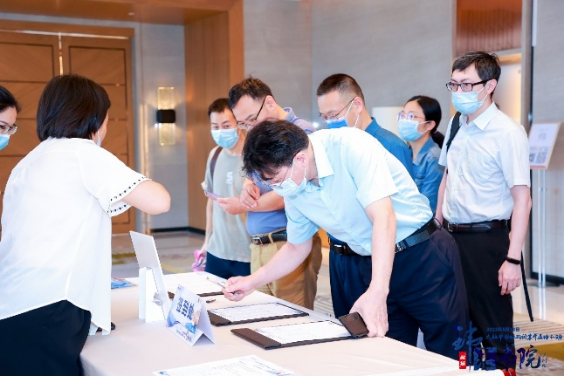 China has the highest rate of cerebrovascular disease in the world. Among them, ischemic stroke seriously threatens the lives and health of our citizens due to its high fatality rate, high disability rate, and high recurrence rate. Endovascular interventional treatment for middle cerebral artery occlusion has become an important treatment for stroke, and it is also a mountain that many cerebrovascular disease centers urgently need to climb. In order to improve the level of occlusion and opening of arteries in the middle of the brain in the field of neurological intervention, we will promote the development of interventional neurological diagnosis and treatment in our province. Led by Professor Pan Suyue and Professor Ji Zhong of Nanfang Hospital Stroke Center & Neurointerventional Training Center, it was co-planned with Xin Wei Medical“Weilai Academy - Opening Course on Middle Cerebral Artery Occlusion”It was also successfully held at Guangzhou Nanhu Holiday Hotel on June 18, 2022. The training course invited a number of well-known experts in neurological intervention, neuroimaging, neuroultrasound, etc. from inside and outside Guangdong Province to give lectures and guidance. Through various forms such as surgical techniques, strategy analysis, actual practice sharing, and case review, they shared their valuable experience in opening artery occlusion in the middle of the brain. Through in-depth discussions and exchanges in this training course, we brought new clinical ideas and surgical initiation techniques to our neurointerventional colleagues who participated in the training course. Professor Pan Suyue, director of the Department of Neurology at Nanfang Hospital, gave an opening speech to kick off this training course. Professor Pan Suyue and Mr. Yu Feng of Xin Wei Medical jointly held an unveiling ceremony for the “Weilai Academy - National Standardized Stroke Diagnosis and Treatment Training Center”. First half of academic teaching In the academic teaching of the training course...