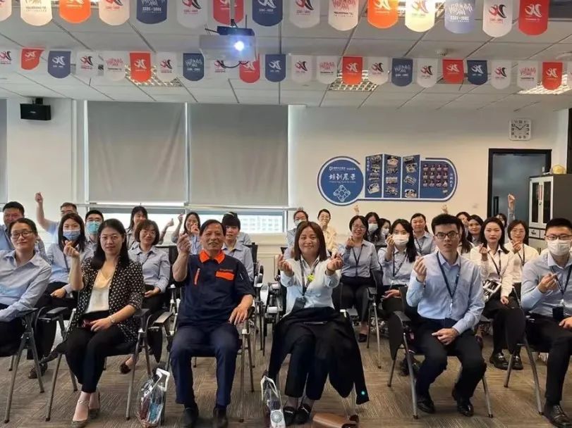 2002-2022 20年風雨歷程，20年蛻變綻放 2022年5月31日 適逢旭輝永升服務20週年之際 旭輝永升服務集團20週年特別早會在線舉辦 一 歲月爲證  奮鬥不止 圖 旭輝永升服務集團董事會主席  林中 「回望二十年，旭輝永升從『初出茅廬』到成功上市並位居行業前列，在多方面實現從0到1的突破，在重大洪災、疫情面前扛起責任、經受考驗，關鍵就在於每一位團結一心的旭輝永升人！」 旭輝永升服務集團董事會主席林中在致辭中首先向每一位員工夥伴致以感謝。 同時，「旭輝永升20年的風雨歷程離不開每一位業主的鞭策和認可，離不開每一位合作伙伴的尊重和默契，離不開每一位投資者的信任和支持。」他向每一位陪伴旭輝永升成長的業主、合作伙伴、投資者等同路人，表達了真摯的謝意。 2022年是旭輝永升一五戰略的第四年，是爲一五收官做衝刺準備的關鍵一年，是爲二五開局做提前佈局的關鍵一年。林中指出：「未來面臨挑戰，更加充滿機遇，機遇大於挑戰！」 “面對充滿機遇與挑戰的新形勢： 我們要更加用心服務業主，堅定不移地踐行「讓客戶省心、放心、開心」的文化價值觀； 我們要持續打磨“客戶需要，...