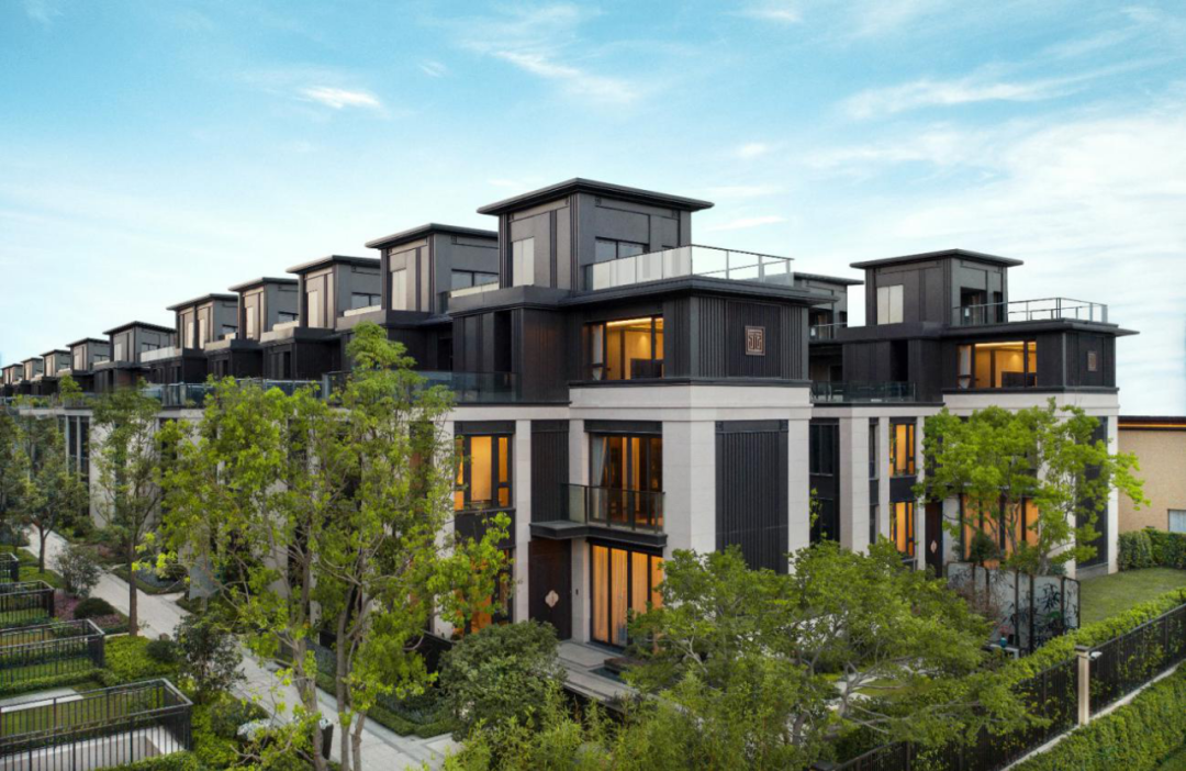 世界再大，不過一個院子。 中國的院子文化，經歷上千年曆史更迭，地位之尊從未動搖。中國人的院子情結，自古以來根深蒂固。上有高堂頤養天年，下有兒女承歡膝下，院子是做好的承載。閱盡世間繁華，歸來詩書田園，院子是最好的寄託。無圍合，不中國，擁有一座院子，三代同堂，分層而居，各有天地，這是無數人的人居理想。 順德龍光·天瀛｜實景圖 在龍光看來，院子，既是一個款待人生的居住空間，也是一個寄寓情懷的精神歸所，更是一個傳承禮序的人文載體。 龍光堅守“產品主義”，把院子系列產品持續鍛造成爲文化人居的標杆之作，新中式風格的院子是其中的重要代表。在汕頭的龍光·御海天禧、龍光·御海天韻、龍光·御海天宸，佛山的龍光·天譽、龍光·天瀛、龍光·玖龍璽、龍光·玖譽臺，南寧的龍光·天宸、龍光·江南院子以及河源龍光城等項目的部分產品組團中，龍光新中式院子盡顯國風雅韻，受到市場青睞追捧。 厚植文化根脈 重塑中國式美好 龍光堅持以傳統文化爲靈魂，並非是一味的仿古複製，而在於在傳承中突破創新，匠造現代經典。同時，在產品落地中，龍光新中式院子還會考慮到不同城市的歷史文化差異...