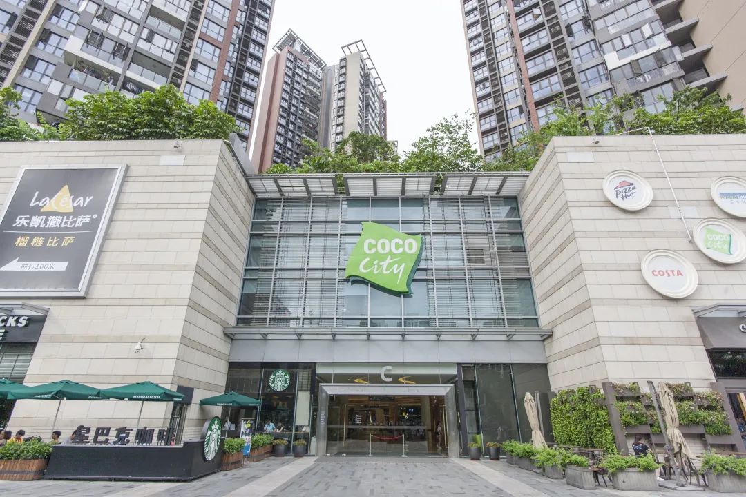 編者按 星盛商業自2004年成立以來，秉承“以商業智慧構築城市繁榮”的經營理念。在這18年中，不斷的深耕大灣區，大力發展長三角地區，趁勢開拓西南地區，一步一個腳印，在近30個城市中留下屬於星盛商業的足跡。 從鮮爲人知的小漁村到一個國際大都市，深圳只花了短短几十年的時間就完成了傳奇蛻變，星盛商業在這裏起步，隨着深圳發展的腳步，持續與深圳共生長，煥新城市商業面貌，帶來全新消費體驗。  2006年星盛商業運營的首個項目深圳福田星河COCO Park正式開業，商場突破傳統的建築格局，在正中間打造了6000平方米下沉式露天廣場和獨具特色的星空棧道，營造出了“公園”式休閒購物體驗的氛圍，迎合當下消費者對空間體驗社交功能的新需求，集休閒、購物、餐飲及娛樂於一身，給深圳市民帶來全新的消費體驗，開業首日客流量便突破21萬人次。 深圳福田星河COCO Park 這種超前的建築新格局不僅創新了深圳商業市場，同樣也是國內首個公園情景式購物中心，自開業以來，深圳福田星河COCO Park在深圳商業市場中的影響力，一直位居前列。  成功打造標杆項目深圳福田星河COCO Park後，星盛商...