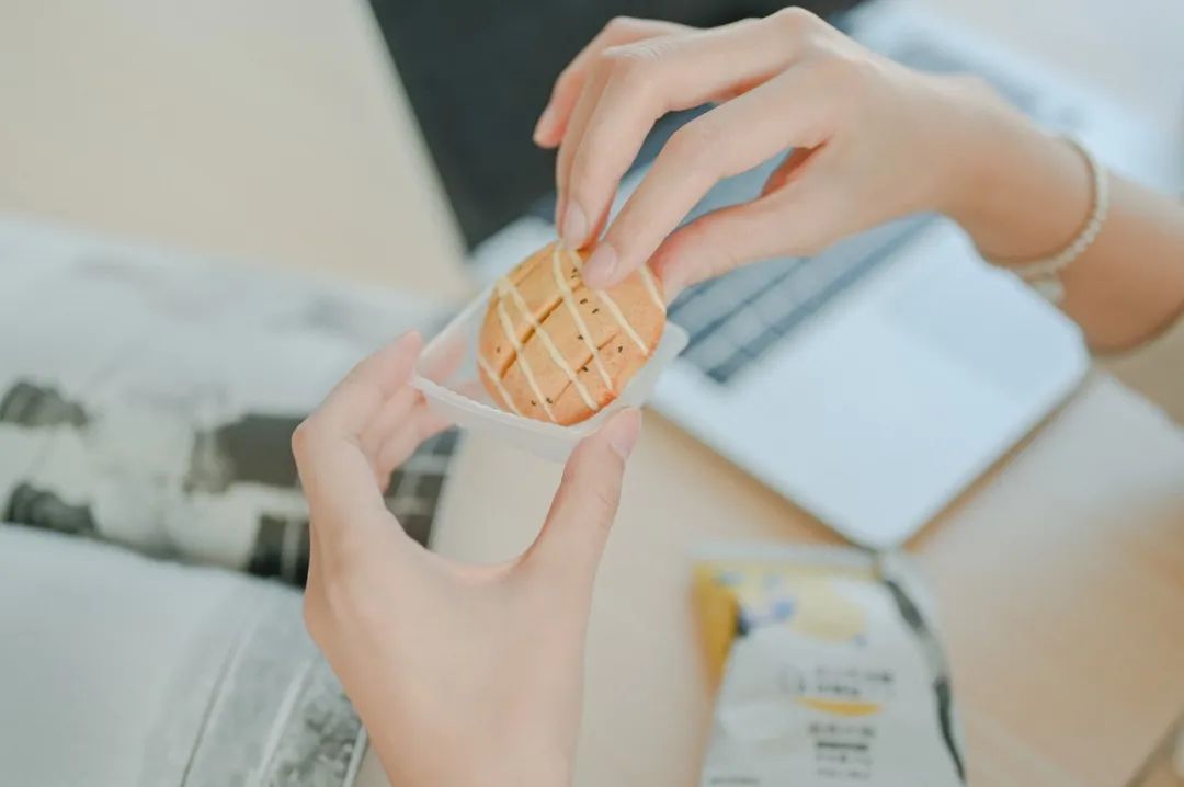 一碗乾乾淨淨的白米粥，在許多中國家庭的印象中，就是神仙食物的代表。早餐喝點粥，沒胃口不知道喫甚麼也喝點粥，腸胃不好也要喝點粥... 一碗白粥就這樣站在了飲食鏈的至高位置。甚至在瘦身減脂領域，“喝粥減肥法”也有它的一席之地，因爲它清清白白，平平淡淡，跟油膩沾不上一點關係... 如果正在減肥的你從小就在爸爸媽媽爺爺奶奶的“言傳身教”中收穫到了這種理解，我只想鄭重地告訴你：放下這碗粥！ 可能我們需要從專業營養的角度，重新認識一下手中這碗熱騰騰的白米粥。 01 你在喝的，是一碗碳水炸彈  先說結論——喝粥並不減肥，只會讓你胖的更快。 粥的營養成分極其單一，除了超高的碳水化合物之外，其他營養成分少的可憐，100g的粥中大約含有9.58g碳水化合物，蛋白質含量僅有1.11g，其他營養元素更是少之又少。 圖片來源：百度百科   既然提到了營養成分，這裏順便拿蛋白質來舉下例，普通成年人每天需要攝入的蛋白質一般是每公斤體重0.8～1.0克。換算一下，如果一個人體重50kg，那每天需要攝入的蛋白質就是40-50g，如果再按照一日三餐來區分，每頓攝入的蛋白質至少需要10-20...