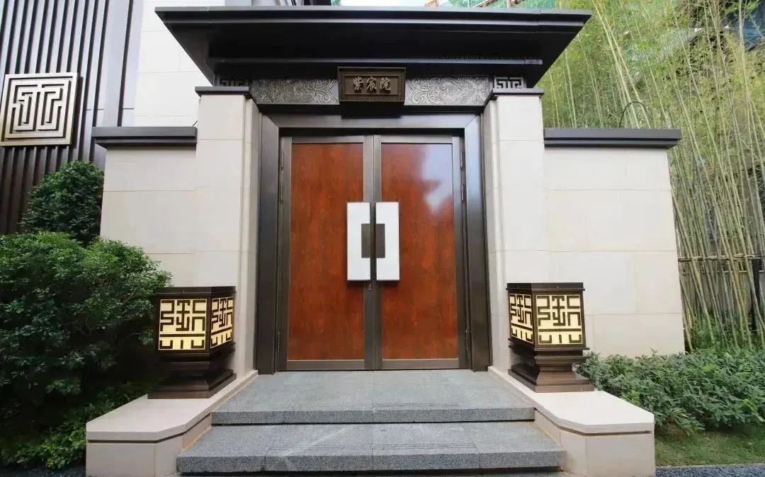 世界再大，不過一個院子。 中國的院子文化，經歷上千年曆史更迭，地位之尊從未動搖。中國人的院子情結，自古以來根深蒂固。上有高堂頤養天年，下有兒女承歡膝下，院子是做好的承載。閱盡世間繁華，歸來詩書田園，院子是最好的寄託。無圍合，不中國，擁有一座院子，三代同堂，分層而居，各有天地，這是無數人的人居理想。 順德龍光·天瀛｜實景圖 在龍光看來，院子，既是一個款待人生的居住空間，也是一個寄寓情懷的精神歸所，更是一個傳承禮序的人文載體。 龍光堅守“產品主義”，把院子系列產品持續鍛造成爲文化人居的標杆之作，新中式風格的院子是其中的重要代表。在汕頭的龍光·御海天禧、龍光·御海天韻、龍光·御海天宸，佛山的龍光·天譽、龍光·天瀛、龍光·玖龍璽、龍光·玖譽臺，南寧的龍光·天宸、龍光·江南院子以及河源龍光城等項目的部分產品組團中，龍光新中式院子盡顯國風雅韻，受到市場青睞追捧。 厚植文化根脈 重塑中國式美好 龍光堅持以傳統文化爲靈魂，並非是一味的仿古複製，而在於在傳承中突破創新，匠造現代經典。同時，在產品落地中，龍光新中式院子還會考慮到不同城市的歷史文化差異...