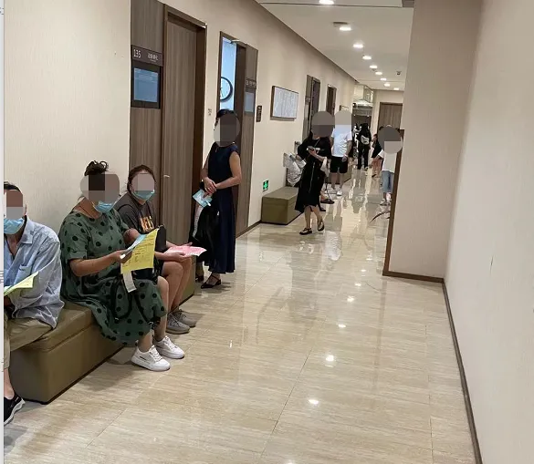 In 2019, Rui Ci Medical Chairman Fang Yixin said at an investor communication meeting. When Rui Ci went public, it only had one comprehensive hospital and some medical examination institutions. At that time, the company's market cap was 4 billion. As a result, the company worked hard, continuously expanded and explored, and made certain breakthroughs in its business model over a period of 2 years. However, the market cap fell by 20 billion, simply because the company did not make a profit from a financial statement perspective. Source: Futu; K-line chart of Rudig Medical stock price; Data as of Sunday, July 25, 2021. In fact, Rudig Medical has been working hard on the right path, with experience in managing general hospitals, and has determined the direction of medical examinations and specialized services for women and children. Over the past few years, the company has been continuously branching out. From the company's business data, all of its business indicators have been consistently improving, even after being affected by the 2020 pandemic, the company's profitability is still increasing and is expected to achieve positive returns this year. Source: Company Annual Report. 1. Scarce High-Quality Hospital Assets Rudig Hospital, affiliated with Nantong University, is China's first private comprehensive hospital. For Fang Yixin and his wife, who have a background in medicine, opening a hospital is to some extent the realization of a life goal. Therefore, observing the establishment of Rudig Hospital in the past 20 years, you can clearly feel the steady pace of the management, which is in stark contrast to the extensive management brought about by the capital expansion of Putian hospitals. 1. Strong comprehensive strength: Rudig Hospital has gradually grown from a small hospital to a comprehensive hospital over the past 20 years, undergoing a transformation...