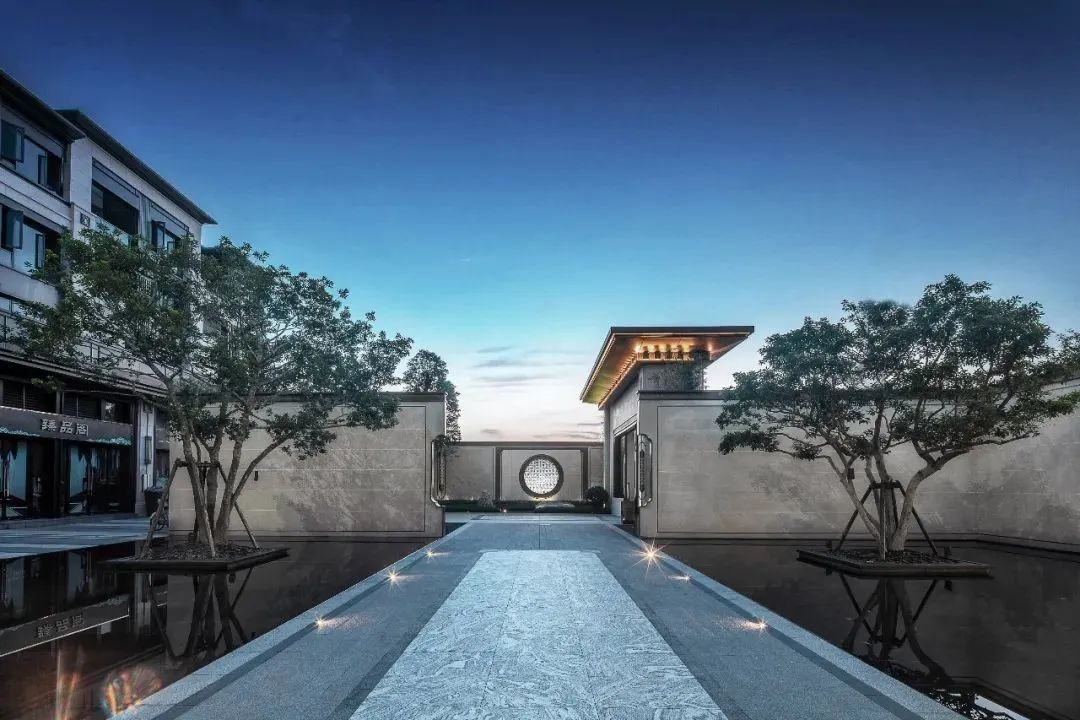 世界再大，不過一個院子。 中國的院子文化，經歷上千年曆史更迭，地位之尊從未動搖。中國人的院子情結，自古以來根深蒂固。上有高堂頤養天年，下有兒女承歡膝下，院子是做好的承載。閱盡世間繁華，歸來詩書田園，院子是最好的寄託。無圍合，不中國，擁有一座院子，三代同堂，分層而居，各有天地，這是無數人的人居理想。 順德龍光·天瀛｜實景圖 在龍光看來，院子，既是一個款待人生的居住空間，也是一個寄寓情懷的精神歸所，更是一個傳承禮序的人文載體。 龍光堅守“產品主義”，把院子系列產品持續鍛造成爲文化人居的標杆之作，新中式風格的院子是其中的重要代表。在汕頭的龍光·御海天禧、龍光·御海天韻、龍光·御海天宸，佛山的龍光·天譽、龍光·天瀛、龍光·玖龍璽、龍光·玖譽臺，南寧的龍光·天宸、龍光·江南院子以及河源龍光城等項目的部分產品組團中，龍光新中式院子盡顯國風雅韻，受到市場青睞追捧。 厚植文化根脈 重塑中國式美好 龍光堅持以傳統文化爲靈魂，並非是一味的仿古複製，而在於在傳承中突破創新，匠造現代經典。同時，在產品落地中，龍光新中式院子還會考慮到不同城市的歷史文化差異...