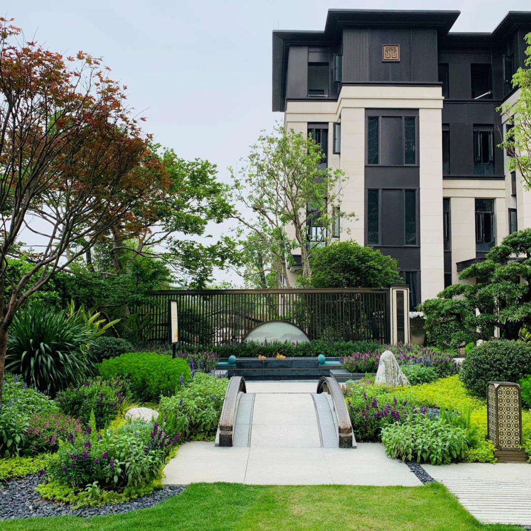 世界再大，不過一個院子。 中國的院子文化，經歷上千年曆史更迭，地位之尊從未動搖。中國人的院子情結，自古以來根深蒂固。上有高堂頤養天年，下有兒女承歡膝下，院子是做好的承載。閱盡世間繁華，歸來詩書田園，院子是最好的寄託。無圍合，不中國，擁有一座院子，三代同堂，分層而居，各有天地，這是無數人的人居理想。 順德龍光·天瀛｜實景圖 在龍光看來，院子，既是一個款待人生的居住空間，也是一個寄寓情懷的精神歸所，更是一個傳承禮序的人文載體。 龍光堅守“產品主義”，把院子系列產品持續鍛造成爲文化人居的標杆之作，新中式風格的院子是其中的重要代表。在汕頭的龍光·御海天禧、龍光·御海天韻、龍光·御海天宸，佛山的龍光·天譽、龍光·天瀛、龍光·玖龍璽、龍光·玖譽臺，南寧的龍光·天宸、龍光·江南院子以及河源龍光城等項目的部分產品組團中，龍光新中式院子盡顯國風雅韻，受到市場青睞追捧。 厚植文化根脈 重塑中國式美好 龍光堅持以傳統文化爲靈魂，並非是一味的仿古複製，而在於在傳承中突破創新，匠造現代經典。同時，在產品落地中，龍光新中式院子還會考慮到不同城市的歷史文化差異...