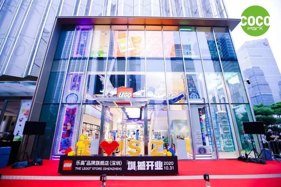 編者按 星盛商業自2004年成立以來，秉承“以商業智慧構築城市繁榮”的經營理念。在這18年中，不斷的深耕大灣區，大力發展長三角地區，趁勢開拓西南地區，一步一個腳印，在近30個城市中留下屬於星盛商業的足跡。 從鮮爲人知的小漁村到一個國際大都市，深圳只花了短短几十年的時間就完成了傳奇蛻變，星盛商業在這裏起步，隨着深圳發展的腳步，持續與深圳共生長，煥新城市商業面貌，帶來全新消費體驗。  2006年星盛商業運營的首個項目深圳福田星河COCO Park正式開業，商場突破傳統的建築格局，在正中間打造了6000平方米下沉式露天廣場和獨具特色的星空棧道，營造出了“公園”式休閒購物體驗的氛圍，迎合當下消費者對空間體驗社交功能的新需求，集休閒、購物、餐飲及娛樂於一身，給深圳市民帶來全新的消費體驗，開業首日客流量便突破21萬人次。 深圳福田星河COCO Park 這種超前的建築新格局不僅創新了深圳商業市場，同樣也是國內首個公園情景式購物中心，自開業以來，深圳福田星河COCO Park在深圳商業市場中的影響力，一直位居前列。  成功打造標杆項目深圳福田星河COCO Park後，星盛商...