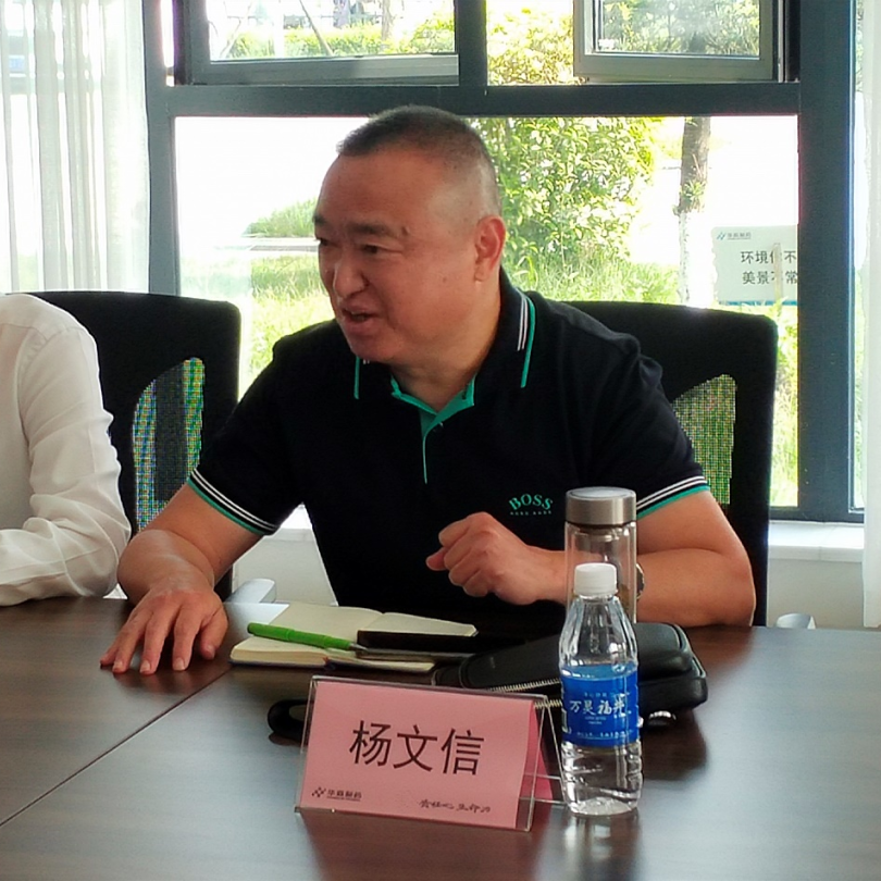 In order to vigorously promote the integrated development of the pharmaceutical industry in the two-city economic circle in the Chengdu and Chongqing region, Li Zhi, Secretary of the Hospital of Traditional Chinese Medicine Affiliated to Southwest Medical University, Xu Houping, Wei Wei, Yang Wenxin, and relevant experts in the field of traditional Chinese medicine visited Chongqing Watson Pharmaceutical Co., Ltd., and the two institutions and enterprises held a special seminar on industry-university-research cooperation and transformation of scientific and technological achievements. Hospital and enterprise experts and leaders such as Chairman You Hongtao of Watson Pharmaceuticals, General Manager Liu Xiaoying, Deputy General Manager Wang Ying, Director of the Pharmaceutical Research Institute Shen Hao, Wang Daoquan, Executive Vice Director, Wang Mao, Clinical Medical Director, Huang Jie, General Manager of Pharmaceutical Factory, Zhou Bangjian, Deputy General Manager of Production, and Deng Lin, Deputy General Manager of Quality, attended the conference. Secretary Li Zhi of the Party Committee of the Hospital of Traditional Chinese Medicine Affiliated to Southwest Medical University made a speech At the meeting, Chairman You Hongtao introduced the basic situation of Watson Pharmaceuticals and thanked Southwest Medical University and the Hospital of Traditional Chinese Medicine Affiliated to Southwest Medical University for their long-term cultivation, care, support and assistance for Watson Pharmaceuticals, and hoped to explore new cooperation models in industry-university-research cooperation and transformation of scientific and technological achievements in the future to jointly contribute to the inheritance and development of traditional Chinese medicine in the motherland. General Manager Liu Xiaoying explained the progress of Watson Pharmaceuticals in recent years, as well as Watson's technical characteristics and potential cooperation needs in the fields of innovative drugs, generic pharmaceuticals, traditional Chinese medicine, and health. Secretary Li Zhi of the Hospital of Traditional Chinese Medicine Affiliated to Southwest Medical University expressed his sincere thanks to Watson Pharmaceutical for the joint construction of industry-university-research cooperation, and introduced the overall situation of the hospital, especially in terms of traditional Chinese medicine heritage and innovation, scientific and technological achievements, and discipline construction...