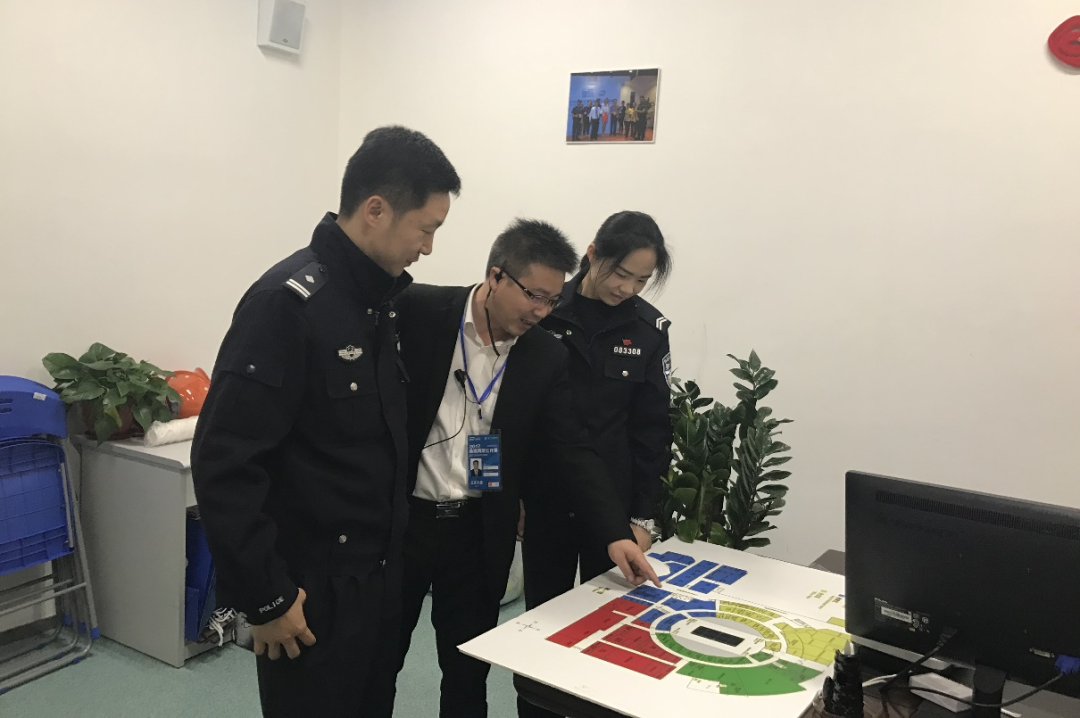 编者按： 作为珠海国企龙头华发集团旗下企业，华发物业秉承集团优秀的企业文化，建立起以“正气、品质、关怀”为核心的企业文化体系，同时在企业文化引导下，积累形成“任人唯贤，公平竞争”的选人、用人理念，建立了规范、严格的人才选拔机制。 不管是公司高管还是基层班长，都有着相应的选拔标准与流程。从任职资格审核，到管理（业务）知识笔试、述职面试、民主考察，再到领导面对面谈话和廉洁从业宣誓，每一步都有章可循，清晰规范，这既是公司“正气”精神的体现，也是对员工成长的尊重。 在这样的透明、公平的环境下，一批批没有“背景”的员工成长了起来，从基层成长为中高层的例子比比皆是。 我们从中选取了部分同事的成长故事，分期分享，期望能给大家展示华发物业的文化。 01 贺建林： 勇当拓荒牛 追逐物业梦  贺建林，2003年2月入职珠海华发物业管理服务有限公司，现任华发物业珠海区域副总经理，注册物业管理师。曾先后获评华发集团“优秀中层”“先进个人”及“优秀共产党员”称号，华发物业“先进个人”等荣誉称号。 时光打碎重组，伴随着华发物业的成长历程，贺建林的故事篇章渐渐铺开在...