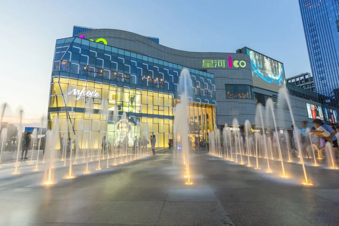 編者按 星盛商業自2004年成立以來，秉承“以商業智慧構築城市繁榮”的經營理念。在這18年中，不斷的深耕大灣區，大力發展長三角地區，趁勢開拓西南地區，一步一個腳印，在近30個城市中留下屬於星盛商業的足跡。 從鮮爲人知的小漁村到一個國際大都市，深圳只花了短短几十年的時間就完成了傳奇蛻變，星盛商業在這裏起步，隨着深圳發展的腳步，持續與深圳共生長，煥新城市商業面貌，帶來全新消費體驗。  2006年星盛商業運營的首個項目深圳福田星河COCO Park正式開業，商場突破傳統的建築格局，在正中間打造了6000平方米下沉式露天廣場和獨具特色的星空棧道，營造出了“公園”式休閒購物體驗的氛圍，迎合當下消費者對空間體驗社交功能的新需求，集休閒、購物、餐飲及娛樂於一身，給深圳市民帶來全新的消費體驗，開業首日客流量便突破21萬人次。 深圳福田星河COCO Park 這種超前的建築新格局不僅創新了深圳商業市場，同樣也是國內首個公園情景式購物中心，自開業以來，深圳福田星河COCO Park在深圳商業市場中的影響力，一直位居前列。  成功打造標杆項目深圳福田星河COCO Park後，星盛商...