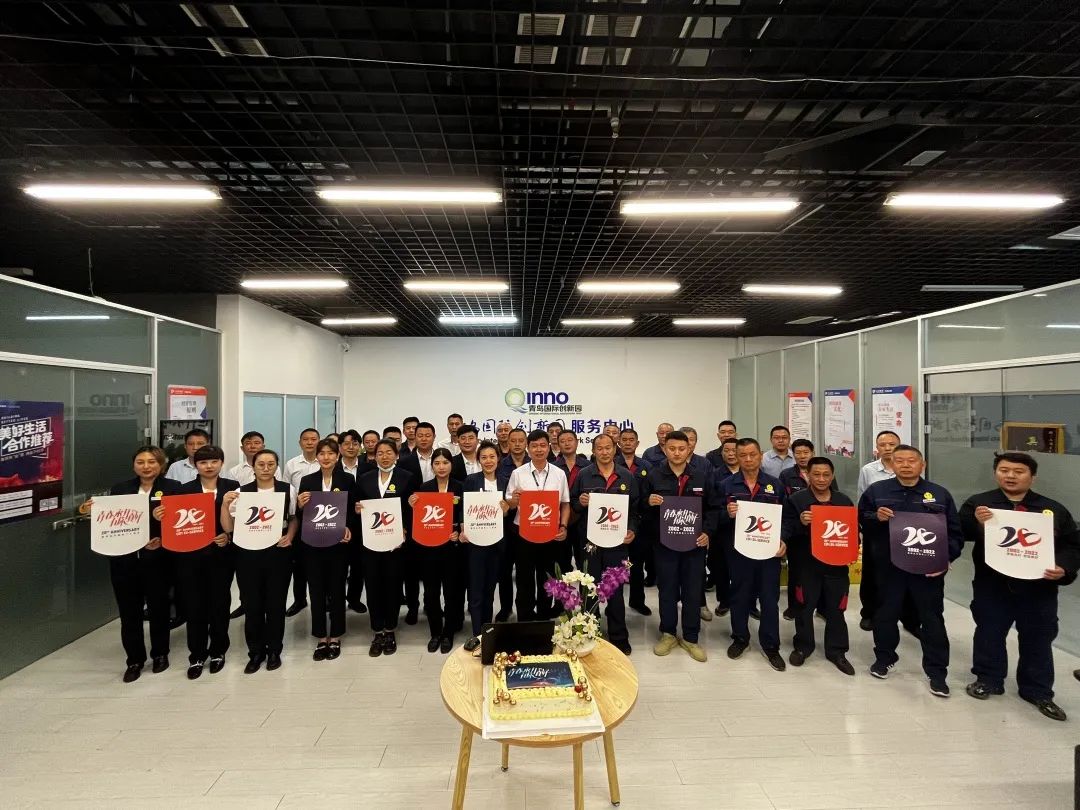 2002-2022 20年風雨歷程，20年蛻變綻放 2022年5月31日 適逢旭輝永升服務20週年之際 旭輝永升服務集團20週年特別早會在線舉辦 一 歲月爲證  奮鬥不止 圖 旭輝永升服務集團董事會主席  林中 「回望二十年，旭輝永升從『初出茅廬』到成功上市並位居行業前列，在多方面實現從0到1的突破，在重大洪災、疫情面前扛起責任、經受考驗，關鍵就在於每一位團結一心的旭輝永升人！」 旭輝永升服務集團董事會主席林中在致辭中首先向每一位員工夥伴致以感謝。 同時，「旭輝永升20年的風雨歷程離不開每一位業主的鞭策和認可，離不開每一位合作伙伴的尊重和默契，離不開每一位投資者的信任和支持。」他向每一位陪伴旭輝永升成長的業主、合作伙伴、投資者等同路人，表達了真摯的謝意。 2022年是旭輝永升一五戰略的第四年，是爲一五收官做衝刺準備的關鍵一年，是爲二五開局做提前佈局的關鍵一年。林中指出：「未來面臨挑戰，更加充滿機遇，機遇大於挑戰！」 “面對充滿機遇與挑戰的新形勢： 我們要更加用心服務業主，堅定不移地踐行「讓客戶省心、放心、開心」的文化價值觀； 我們要持續打磨“客戶需要，...