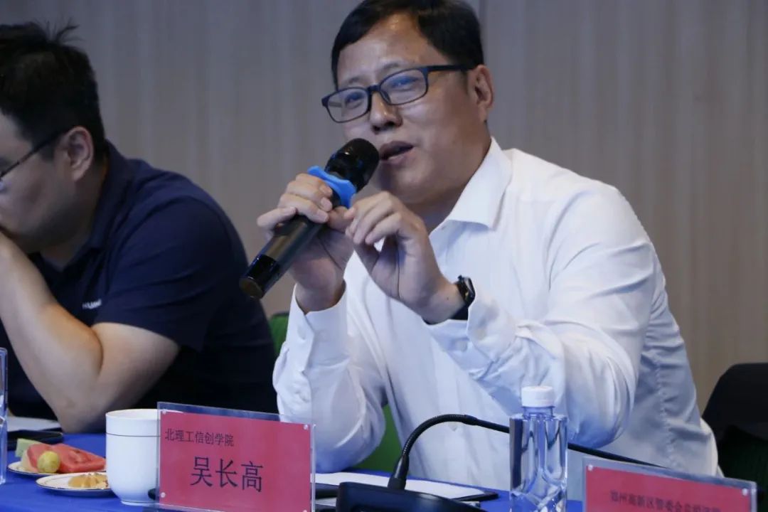 On the road, global visual road network monitoring and drones monitor the road 24 hours a day; in the community, smart trash bins automatically identify and sort garbage; in the park, smart security can perform face recognition and fire monitoring... Entering the Zhengzhou National High-tech Industrial Development Zone, the atmosphere of innovation flared up, and smart technology was within reach. On September 8, with the Honglian Joint Venture hosted by China Soft International Liberation as a front stop, the Zhengzhou High-tech Zone “Everyone Helps Ten Thousand Enterprises” series -- Hongmeng Ecology Special Head Strategy Private Meeting was held in the Zhengzhou High-tech Zone. The event invited business leaders from various industries such as Ziguang Computer, Daxin Home, and Chicheng Co., Ltd., as well as executives from listed companies such as Hanwei Technology, Xinke Electronics Co., Ltd., Tianmai Technology, Dafluo, and Xiangyu Medical to discuss ways to break through and develop local enterprises in Zhengzhou and digitally transform and innovate the Internet of Things Ecology encourages enterprises to seize new technologies Business opportunities brought about by scenarios.  HarmonyOS Ecosystem Special Head Strategy Private Committee Meeting Experts Answer Questions   At the event site, experts such as Chao Xiaoping, vice president of the Hongmeng Ecological Business Department of China Soft International, Wu Changgao, dean of the Beijing Institute of Technology and Innovation, Wang Yusong, director, and Ma Yuan, head of China Soft International Liberation Honglian, answered questions one by one and gave guiding ideas and directions in response to the questions that need to be solved when joining Hongmeng Ecology. Wu Changgao, Dean of Beijing Institute of Technology Innovation  Ma Yuan, head of China Soft International Liberation Service Honglian Since April 2020...