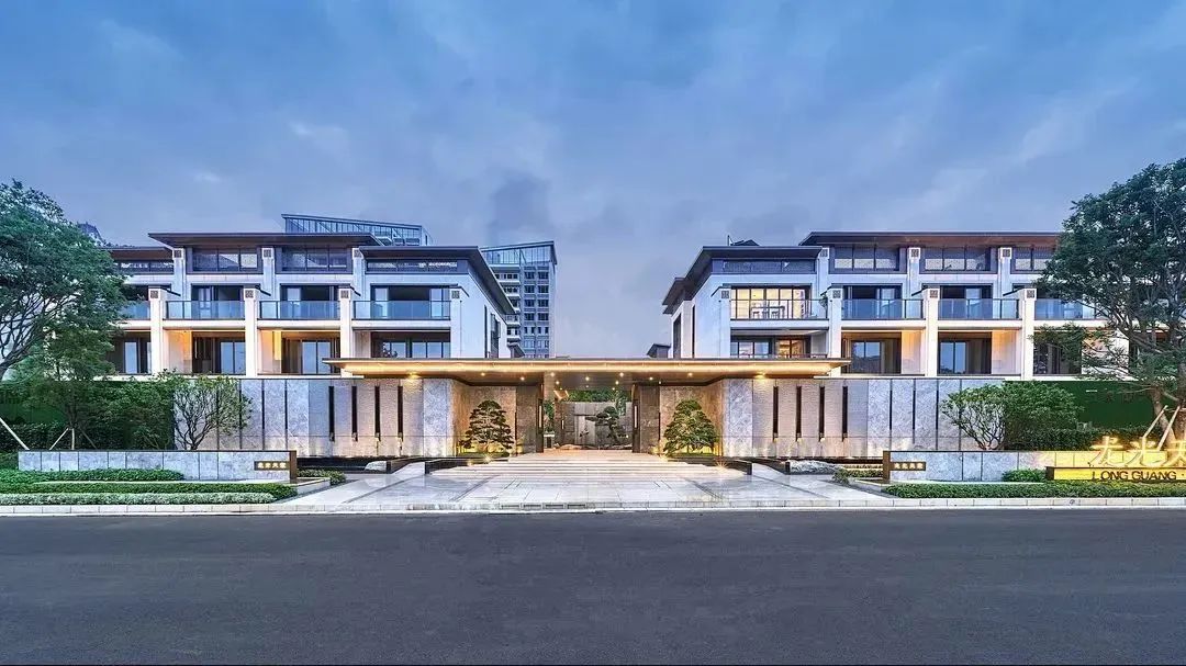 世界再大，不過一個院子。 中國的院子文化，經歷上千年曆史更迭，地位之尊從未動搖。中國人的院子情結，自古以來根深蒂固。上有高堂頤養天年，下有兒女承歡膝下，院子是做好的承載。閱盡世間繁華，歸來詩書田園，院子是最好的寄託。無圍合，不中國，擁有一座院子，三代同堂，分層而居，各有天地，這是無數人的人居理想。 順德龍光·天瀛｜實景圖 在龍光看來，院子，既是一個款待人生的居住空間，也是一個寄寓情懷的精神歸所，更是一個傳承禮序的人文載體。 龍光堅守“產品主義”，把院子系列產品持續鍛造成爲文化人居的標杆之作，新中式風格的院子是其中的重要代表。在汕頭的龍光·御海天禧、龍光·御海天韻、龍光·御海天宸，佛山的龍光·天譽、龍光·天瀛、龍光·玖龍璽、龍光·玖譽臺，南寧的龍光·天宸、龍光·江南院子以及河源龍光城等項目的部分產品組團中，龍光新中式院子盡顯國風雅韻，受到市場青睞追捧。 厚植文化根脈 重塑中國式美好 龍光堅持以傳統文化爲靈魂，並非是一味的仿古複製，而在於在傳承中突破創新，匠造現代經典。同時，在產品落地中，龍光新中式院子還會考慮到不同城市的歷史文化差異...