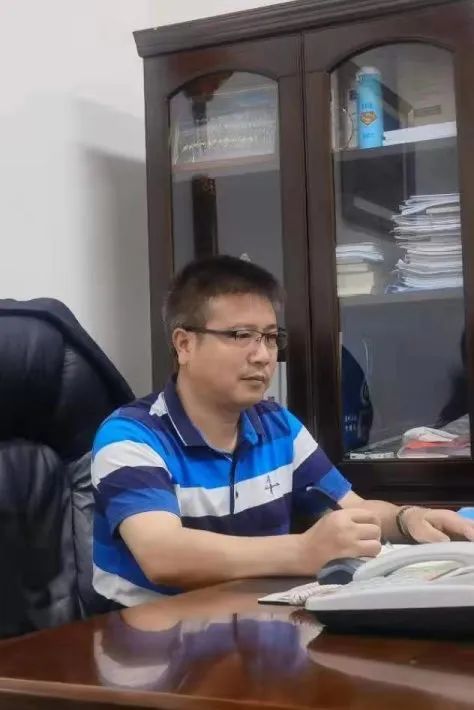 编者按： 作为珠海国企龙头华发集团旗下企业，华发物业秉承集团优秀的企业文化，建立起以“正气、品质、关怀”为核心的企业文化体系，同时在企业文化引导下，积累形成“任人唯贤，公平竞争”的选人、用人理念，建立了规范、严格的人才选拔机制。 不管是公司高管还是基层班长，都有着相应的选拔标准与流程。从任职资格审核，到管理（业务）知识笔试、述职面试、民主考察，再到领导面对面谈话和廉洁从业宣誓，每一步都有章可循，清晰规范，这既是公司“正气”精神的体现，也是对员工成长的尊重。 在这样的透明、公平的环境下，一批批没有“背景”的员工成长了起来，从基层成长为中高层的例子比比皆是。 我们从中选取了部分同事的成长故事，分期分享，期望能给大家展示华发物业的文化。 01 贺建林： 勇当拓荒牛 追逐物业梦  贺建林，2003年2月入职珠海华发物业管理服务有限公司，现任华发物业珠海区域副总经理，注册物业管理师。曾先后获评华发集团“优秀中层”“先进个人”及“优秀共产党员”称号，华发物业“先进个人”等荣誉称号。 时光打碎重组，伴随着华发物业的成长历程，贺建林的故事篇章渐渐铺开在...