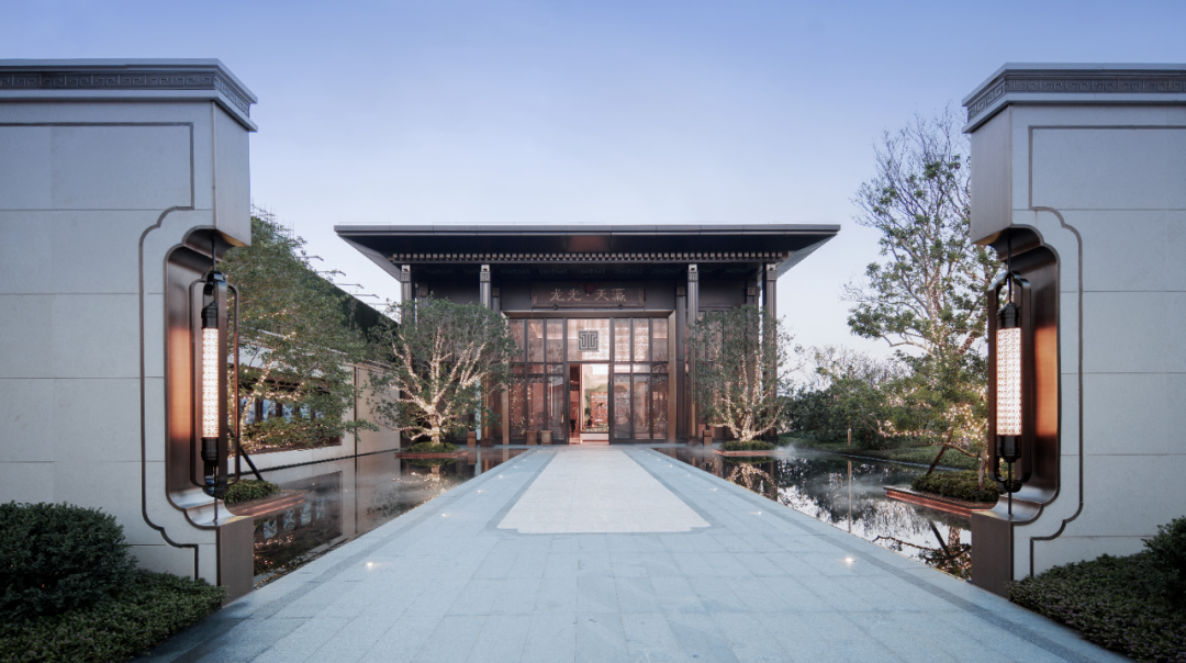 世界再大，不過一個院子。 中國的院子文化，經歷上千年曆史更迭，地位之尊從未動搖。中國人的院子情結，自古以來根深蒂固。上有高堂頤養天年，下有兒女承歡膝下，院子是做好的承載。閱盡世間繁華，歸來詩書田園，院子是最好的寄託。無圍合，不中國，擁有一座院子，三代同堂，分層而居，各有天地，這是無數人的人居理想。 順德龍光·天瀛｜實景圖 在龍光看來，院子，既是一個款待人生的居住空間，也是一個寄寓情懷的精神歸所，更是一個傳承禮序的人文載體。 龍光堅守“產品主義”，把院子系列產品持續鍛造成爲文化人居的標杆之作，新中式風格的院子是其中的重要代表。在汕頭的龍光·御海天禧、龍光·御海天韻、龍光·御海天宸，佛山的龍光·天譽、龍光·天瀛、龍光·玖龍璽、龍光·玖譽臺，南寧的龍光·天宸、龍光·江南院子以及河源龍光城等項目的部分產品組團中，龍光新中式院子盡顯國風雅韻，受到市場青睞追捧。 厚植文化根脈 重塑中國式美好 龍光堅持以傳統文化爲靈魂，並非是一味的仿古複製，而在於在傳承中突破創新，匠造現代經典。同時，在產品落地中，龍光新中式院子還會考慮到不同城市的歷史文化差異...