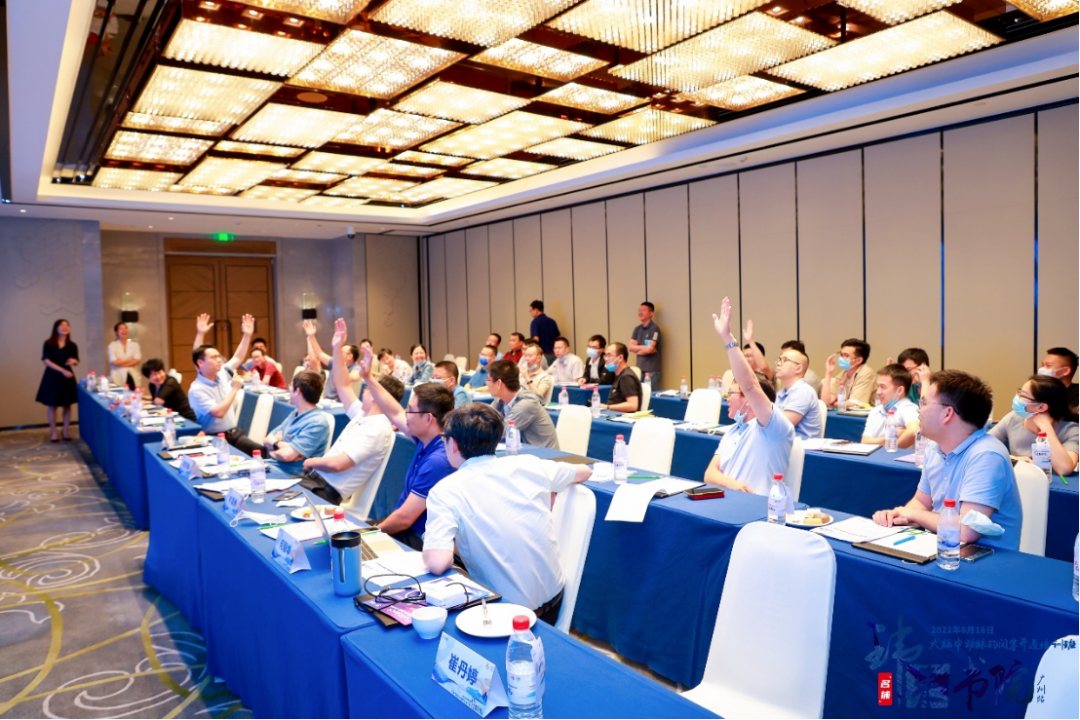 China has the highest rate of cerebrovascular disease in the world. Among them, ischemic stroke seriously threatens the lives and health of our citizens due to its high fatality rate, high disability rate, and high recurrence rate. Endovascular interventional treatment for middle cerebral artery occlusion has become an important treatment for stroke, and it is also a mountain that many cerebrovascular disease centers urgently need to climb. In order to improve the level of occlusion and opening of arteries in the middle of the brain in the field of neurological intervention, we will promote the development of interventional neurological diagnosis and treatment in our province. Led by Professor Pan Suyue and Professor Ji Zhong of Nanfang Hospital Stroke Center & Neurointerventional Training Center, it was co-planned with Xin Wei Medical“Weilai Academy - Opening Course on Middle Cerebral Artery Occlusion”It was also successfully held at Guangzhou Nanhu Holiday Hotel on June 18, 2022. The training course invited a number of well-known experts in neurological intervention, neuroimaging, neuroultrasound, etc. from inside and outside Guangdong Province to give lectures and guidance. Through various forms such as surgical techniques, strategy analysis, actual practice sharing, and case review, they shared their valuable experience in opening artery occlusion in the middle of the brain. Through in-depth discussions and exchanges in this training course, we brought new clinical ideas and surgical initiation techniques to our neurointerventional colleagues who participated in the training course. Professor Pan Suyue, director of the Department of Neurology at Nanfang Hospital, gave an opening speech to kick off this training course. Professor Pan Suyue and Mr. Yu Feng of Xin Wei Medical jointly held an unveiling ceremony for the “Weilai Academy - National Standardized Stroke Diagnosis and Treatment Training Center”. First half of academic teaching In the academic teaching of the training course...