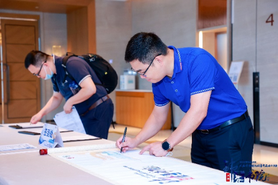 China has the highest rate of cerebrovascular disease in the world. Among them, ischemic stroke seriously threatens the lives and health of our citizens due to its high fatality rate, high disability rate, and high recurrence rate. Endovascular interventional treatment for middle cerebral artery occlusion has become an important treatment for stroke, and it is also a mountain that many cerebrovascular disease centers urgently need to climb. In order to improve the level of occlusion and opening of arteries in the middle of the brain in the field of neurological intervention, we will promote the development of interventional neurological diagnosis and treatment in our province. Led by Professor Pan Suyue and Professor Ji Zhong of Nanfang Hospital Stroke Center & Neurointerventional Training Center, it was co-planned with Xin Wei Medical“Weilai Academy - Opening Course on Middle Cerebral Artery Occlusion”It was also successfully held at Guangzhou Nanhu Holiday Hotel on June 18, 2022. The training course invited a number of well-known experts in neurological intervention, neuroimaging, neuroultrasound, etc. from inside and outside Guangdong Province to give lectures and guidance. Through various forms such as surgical techniques, strategy analysis, actual practice sharing, and case review, they shared their valuable experience in opening artery occlusion in the middle of the brain. Through in-depth discussions and exchanges in this training course, we brought new clinical ideas and surgical initiation techniques to our neurointerventional colleagues who participated in the training course. Professor Pan Suyue, director of the Department of Neurology at Nanfang Hospital, gave an opening speech to kick off this training course. Professor Pan Suyue and Mr. Yu Feng of Xin Wei Medical jointly held an unveiling ceremony for the “Weilai Academy - National Standardized Stroke Diagnosis and Treatment Training Center”. First half of academic teaching In the academic teaching of the training course...