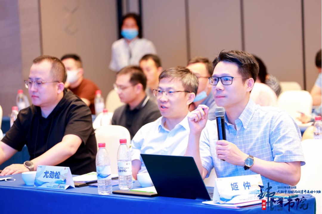 China has the highest rate of cerebrovascular disease in the world. Among them, ischemic stroke seriously threatens the lives and health of our citizens due to its high fatality rate, high disability rate, and high recurrence rate. Endovascular interventional treatment for middle cerebral artery occlusion has become an important treatment for stroke, and it is also a mountain that many cerebrovascular disease centers urgently need to climb. In order to improve the level of occlusion and opening of arteries in the middle of the brain in the field of neurological intervention, we will promote the development of interventional neurological diagnosis and treatment in our province. Led by Professor Pan Suyue and Professor Ji Zhong of Nanfang Hospital Stroke Center & Neurointerventional Training Center, it was co-planned with Xin Wei Medical“Weilai Academy - Opening Course on Middle Cerebral Artery Occlusion”It was also successfully held at Guangzhou Nanhu Holiday Hotel on June 18, 2022. The training course invited a number of well-known experts in neurological intervention, neuroimaging, neuroultrasound, etc. from inside and outside Guangdong Province to give lectures and guidance. Through various forms such as surgical techniques, strategy analysis, actual practice sharing, and case review, they shared their valuable experience in opening artery occlusion in the middle of the brain. Through in-depth discussions and exchanges in this training course, we brought new clinical ideas and surgical initiation techniques to our neurointerventional colleagues who participated in the training course. Professor Pan Suyue, director of the Department of Neurology at Nanfang Hospital, gave an opening speech to kick off this training course. Professor Pan Suyue and Mr. Yu Feng of Xin Wei Medical jointly held an unveiling ceremony for the “Weilai Academy - National Standardized Stroke Diagnosis and Treatment Training Center”. First half of academic teaching In the academic teaching of the training course...