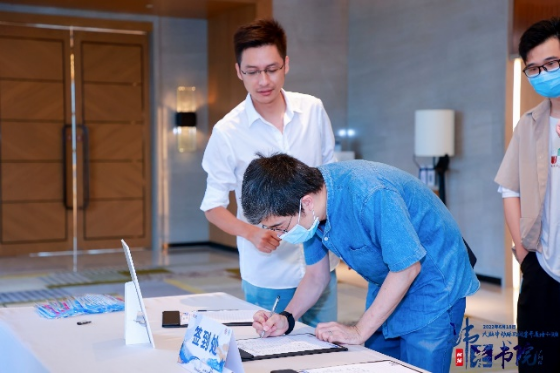 China has the highest rate of cerebrovascular disease in the world. Among them, ischemic stroke seriously threatens the lives and health of our citizens due to its high fatality rate, high disability rate, and high recurrence rate. Endovascular interventional treatment for middle cerebral artery occlusion has become an important treatment for stroke, and it is also a mountain that many cerebrovascular disease centers urgently need to climb. In order to improve the level of occlusion and opening of arteries in the middle of the brain in the field of neurological intervention, we will promote the development of interventional neurological diagnosis and treatment in our province. Led by Professor Pan Suyue and Professor Ji Zhong of Nanfang Hospital Stroke Center & Neurointerventional Training Center, it was co-planned with Xin Wei Medical“Weilai Academy - Opening Course on Middle Cerebral Artery Occlusion”It was also successfully held at Guangzhou Nanhu Holiday Hotel on June 18, 2022. The training course invited a number of well-known experts in neurological intervention, neuroimaging, neuroultrasound, etc. from inside and outside Guangdong Province to give lectures and guidance. Through various forms such as surgical techniques, strategy analysis, actual practice sharing, and case review, they shared their valuable experience in opening artery occlusion in the middle of the brain. Through in-depth discussions and exchanges in this training course, we brought new clinical ideas and surgical initiation techniques to our neurointerventional colleagues who participated in the training course. Professor Pan Suyue, director of the Department of Neurology at Nanfang Hospital, gave an opening speech to kick off this training course. Professor Pan Suyue and Mr. Yu Feng of Xin Wei Medical jointly held an unveiling ceremony for the “Weilai Academy - National Standardized Stroke Diagnosis and Treatment Training Center”. First half of academic teaching In the academic teaching of the training course...