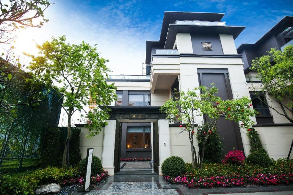 世界再大，不過一個院子。 中國的院子文化，經歷上千年曆史更迭，地位之尊從未動搖。中國人的院子情結，自古以來根深蒂固。上有高堂頤養天年，下有兒女承歡膝下，院子是做好的承載。閱盡世間繁華，歸來詩書田園，院子是最好的寄託。無圍合，不中國，擁有一座院子，三代同堂，分層而居，各有天地，這是無數人的人居理想。 順德龍光·天瀛｜實景圖 在龍光看來，院子，既是一個款待人生的居住空間，也是一個寄寓情懷的精神歸所，更是一個傳承禮序的人文載體。 龍光堅守“產品主義”，把院子系列產品持續鍛造成爲文化人居的標杆之作，新中式風格的院子是其中的重要代表。在汕頭的龍光·御海天禧、龍光·御海天韻、龍光·御海天宸，佛山的龍光·天譽、龍光·天瀛、龍光·玖龍璽、龍光·玖譽臺，南寧的龍光·天宸、龍光·江南院子以及河源龍光城等項目的部分產品組團中，龍光新中式院子盡顯國風雅韻，受到市場青睞追捧。 厚植文化根脈 重塑中國式美好 龍光堅持以傳統文化爲靈魂，並非是一味的仿古複製，而在於在傳承中突破創新，匠造現代經典。同時，在產品落地中，龍光新中式院子還會考慮到不同城市的歷史文化差異...